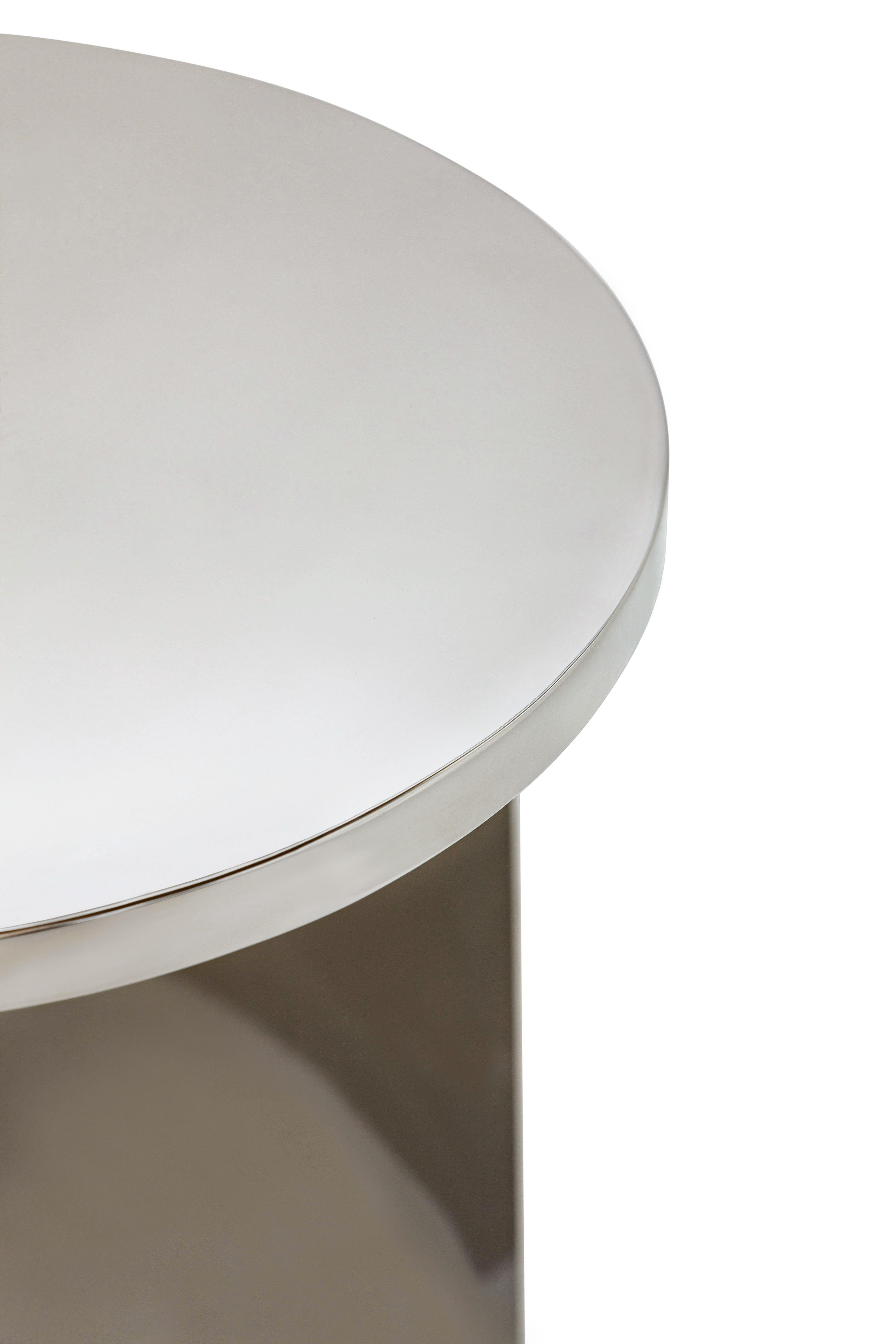 Mesa auxiliar Art Déco del siglo XXI Elie Saab Maison Palace de acero pulido, Italia

La mesa auxiliar Palace interpreta fielmente los elementos estilísticos que caracterizan a los palacios de Oriente Próximo. Son piezas de una riqueza