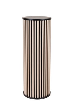 colonne de sculpture moderne en forme de flûte noire sur piédestal, fabriquée à la main au Portugal par Greenapple