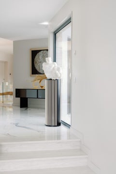 Moderne schwarze Flute-Sockel-Skulptur-Säule, handgefertigt in Portugal von Greenapple