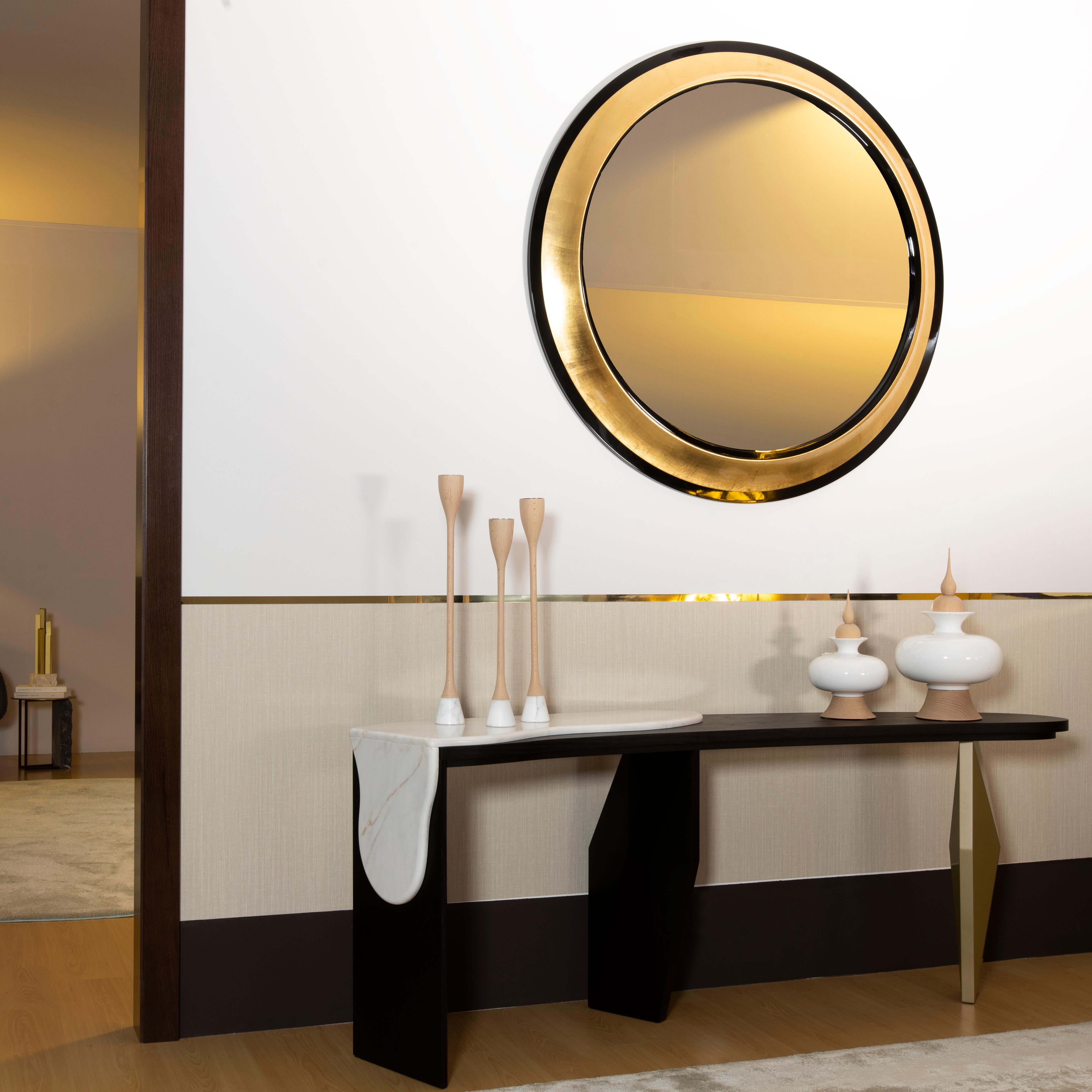 Grifo Wandspiegel, Modern Collection, handgefertigt in Portugal - Europa von GF Modern.

Grifo ist ein runder Spiegel im klassischen Stil, der seine anmutige Persönlichkeit widerspiegelt. Der lebhafte Kontrast zwischen den beiden schwarzen Ringen