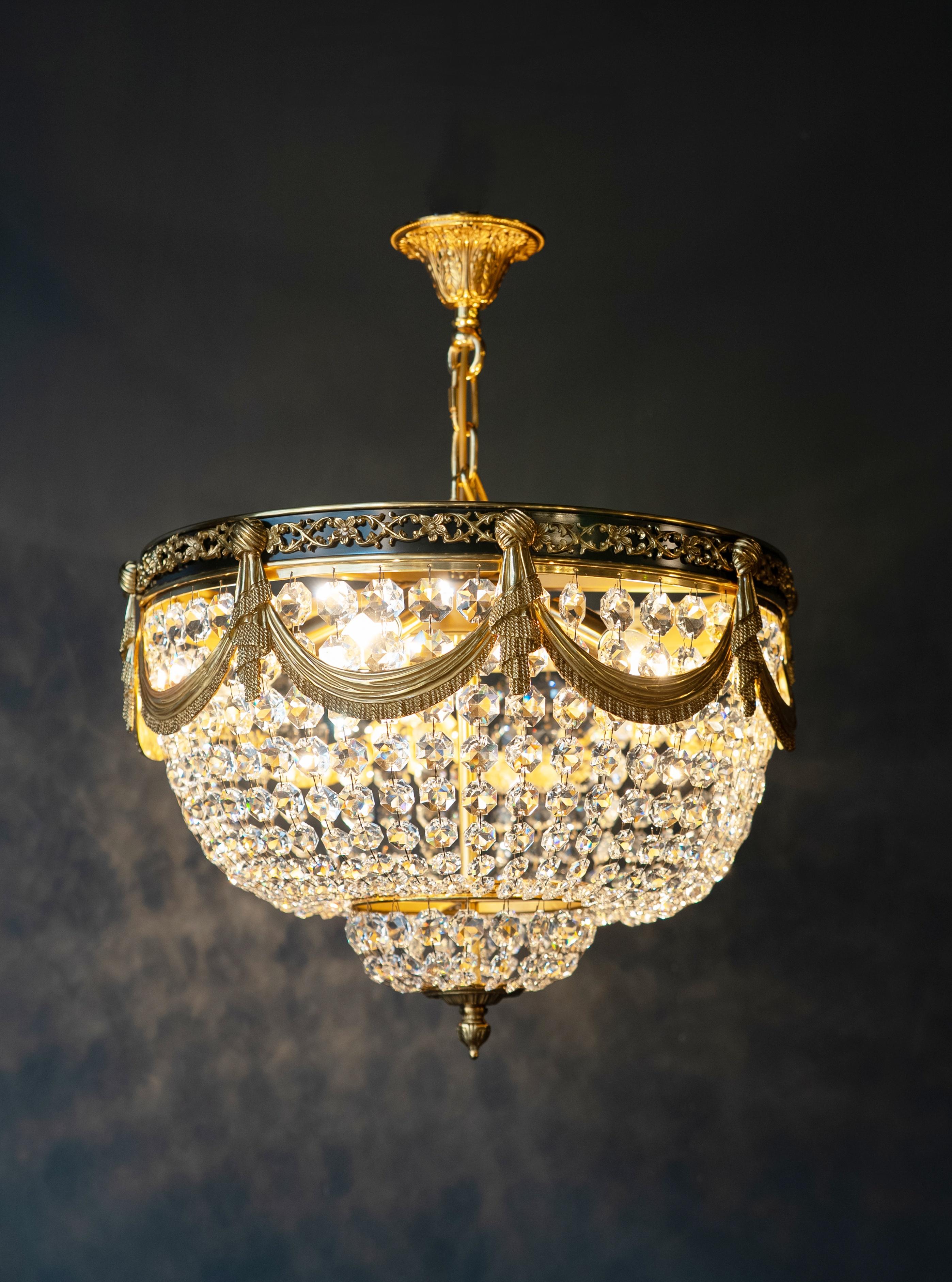 Lampadario Art Deco basso in cristallo del 21° secolo in ottone lustro d'oro in vendita 5
