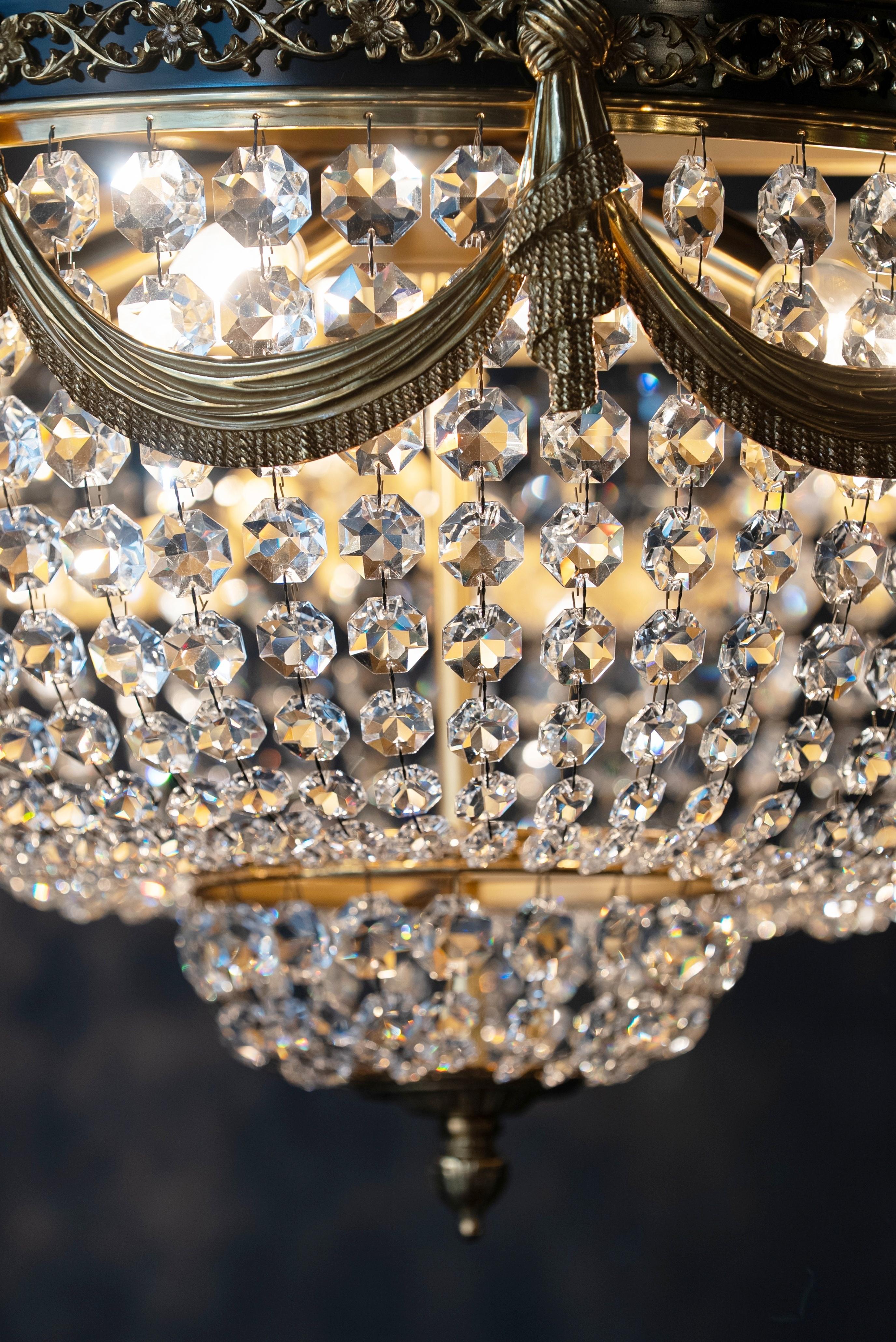 Lampadario Art Deco basso in cristallo del 21° secolo in ottone lustro d'oro in vendita 7