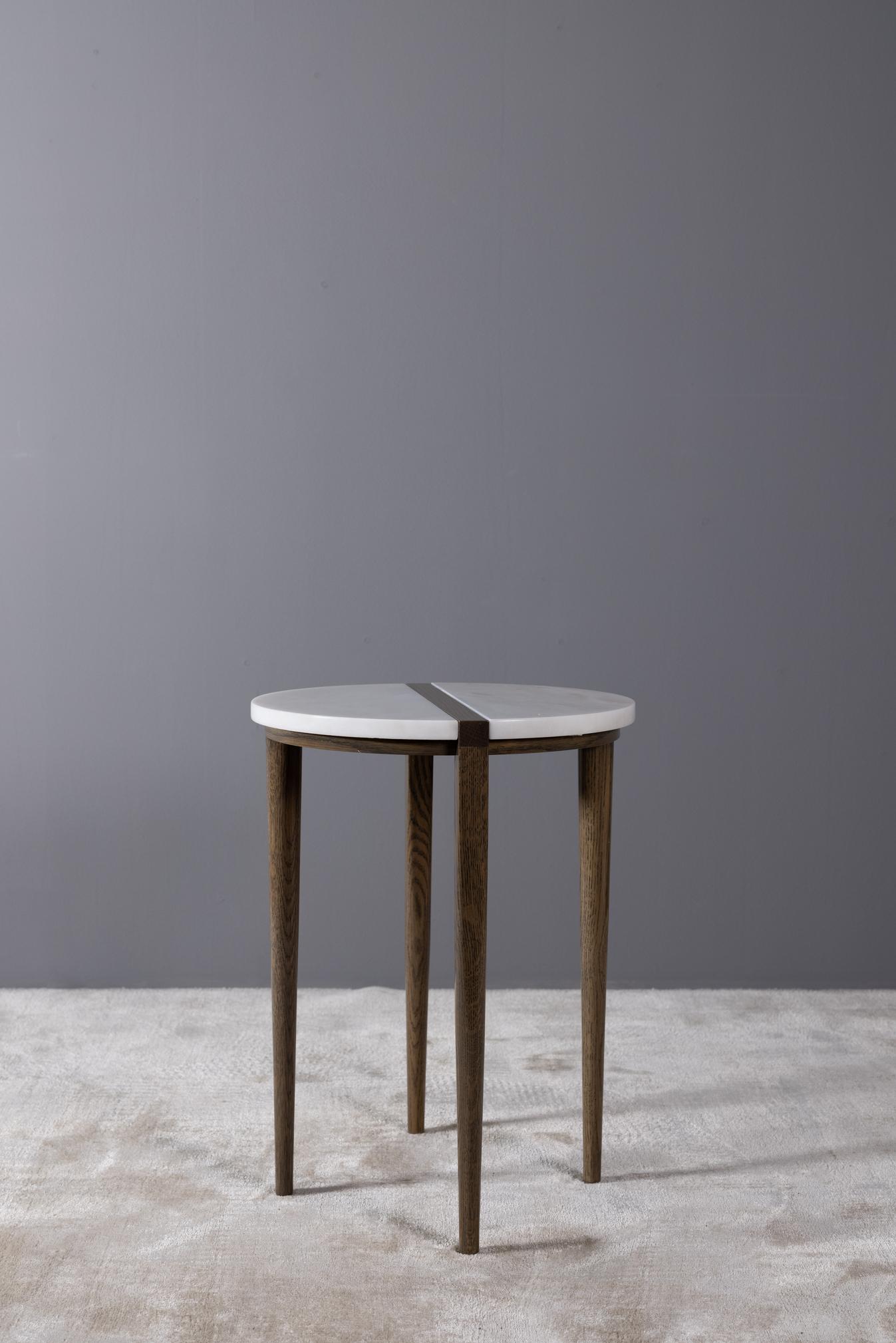 Alaíde side table, Handcrafted in Portugal - Europe by Greenapple.

The elegant and refined Alaíde side table is a real eye-catcher for any interior in which it is placed. As the table top made of Calacatta Bianco marble sits perfectly on the thin