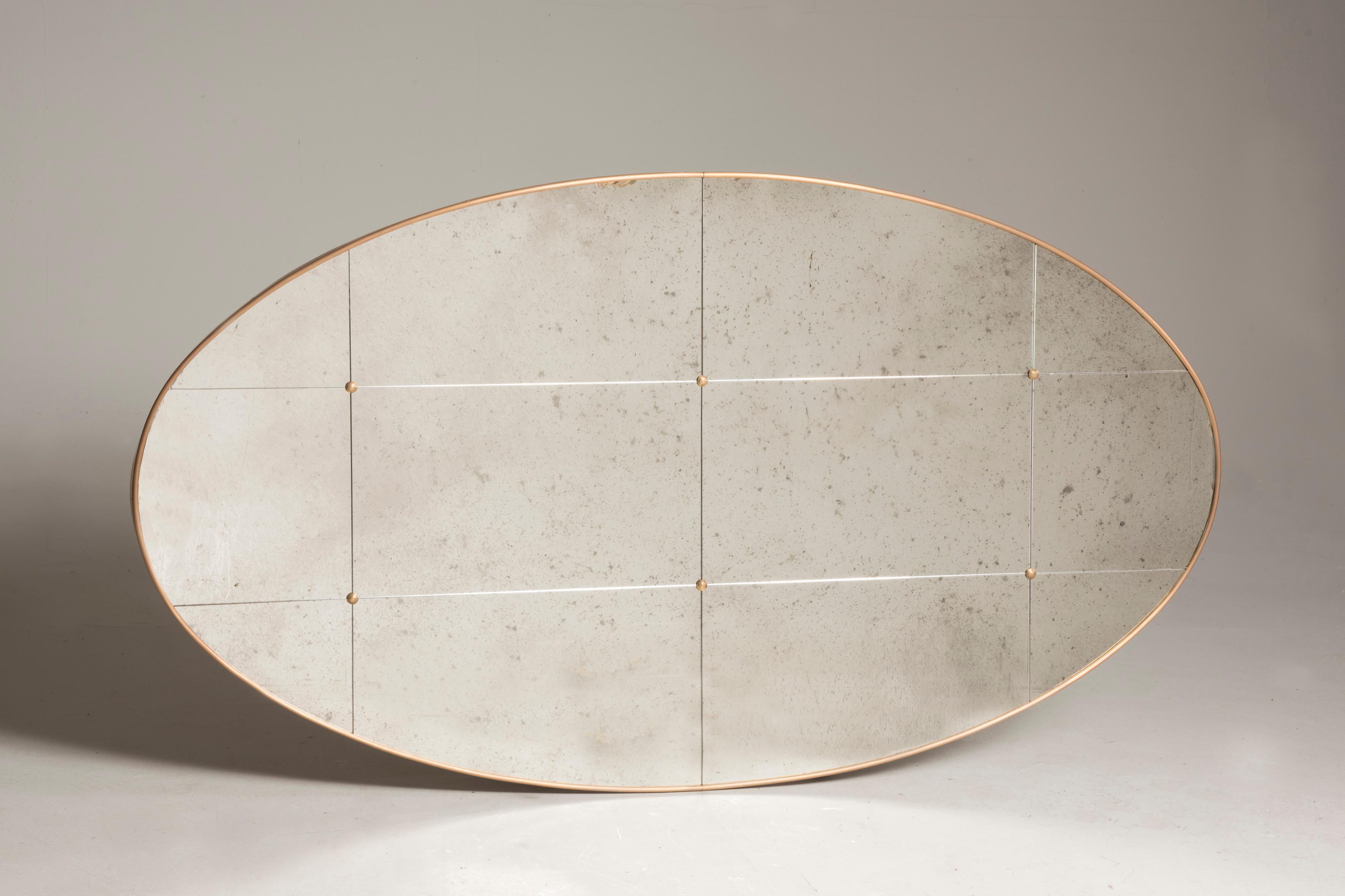 Pescetta présente sa collection de miroirs contemporains personnalisables. Avec leur cadre en laiton, leur aspect de vitre et leurs clous en laiton, ces miroirs reproduisent l'idée des miroirs de style Art déco du début du XXe siècle. Ils