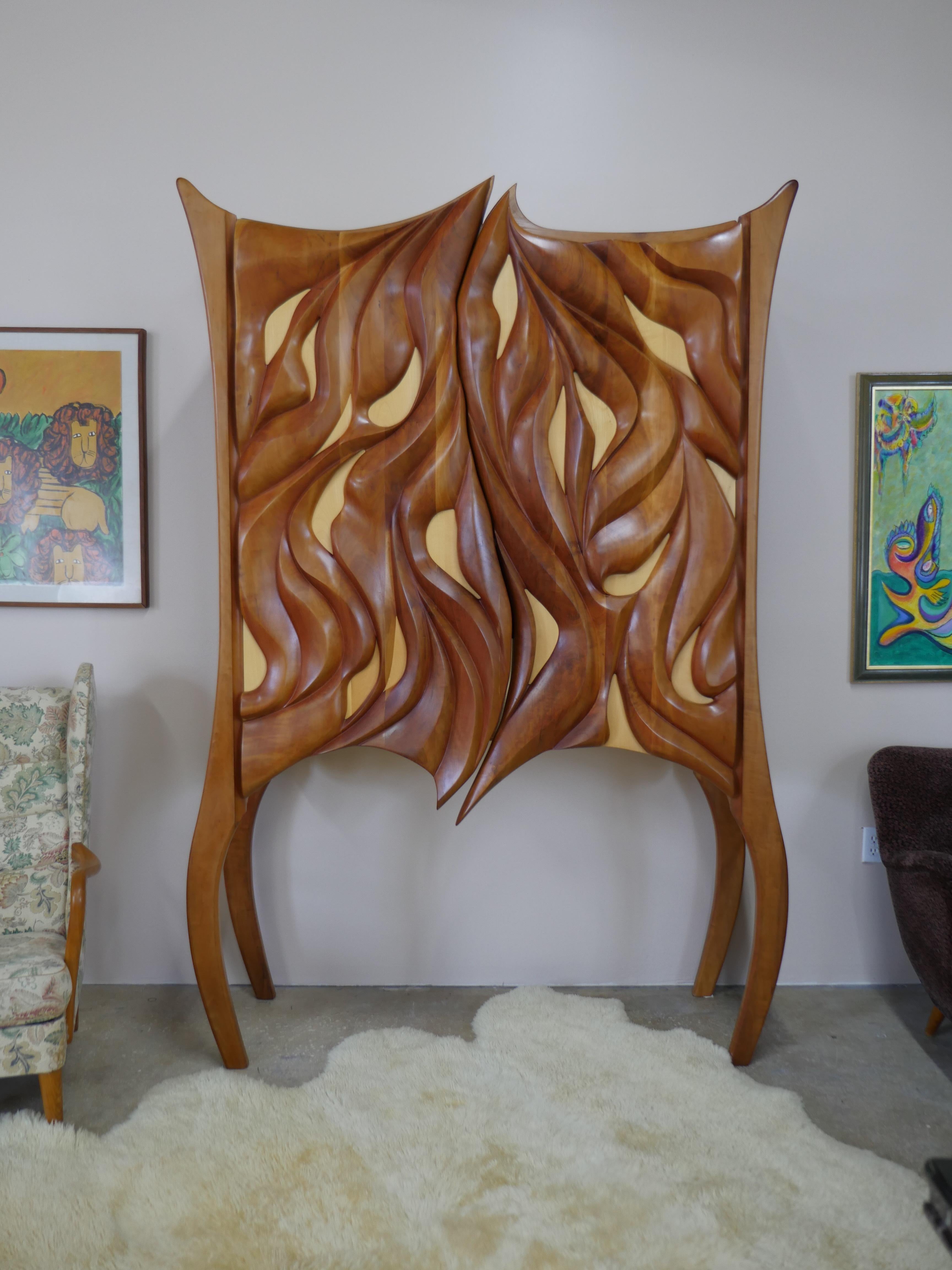 Un bellissimo mobile bar scultoreo in ciliegio e acero del 2005 di Jeremy Kimchi. L'armadio è stato progettato con cura sia per lo stile che per la funzionalità. Le due ante intricatamente intagliate si aprono per rivelare un piano di servizio a