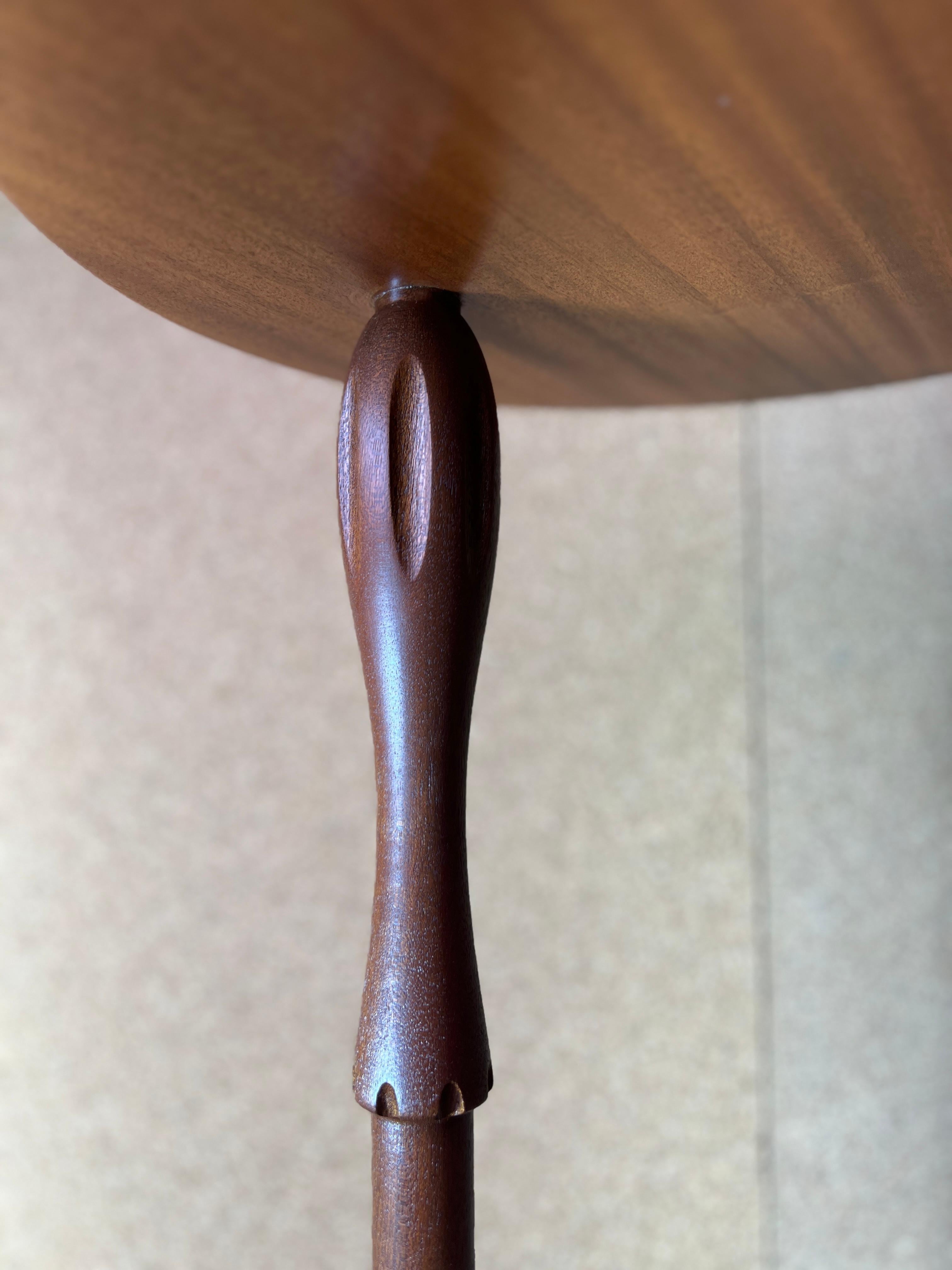 Dieser moderne Beistelltisch aus massivem Sapele-Holz, der unter die Couch geschoben werden kann, ist ein hochwertiges Möbelstück von Fletching Interiors aus Kalifornien, das komplett aus Hartholz gefertigt ist. Er besteht aus einer vierzehn Zoll