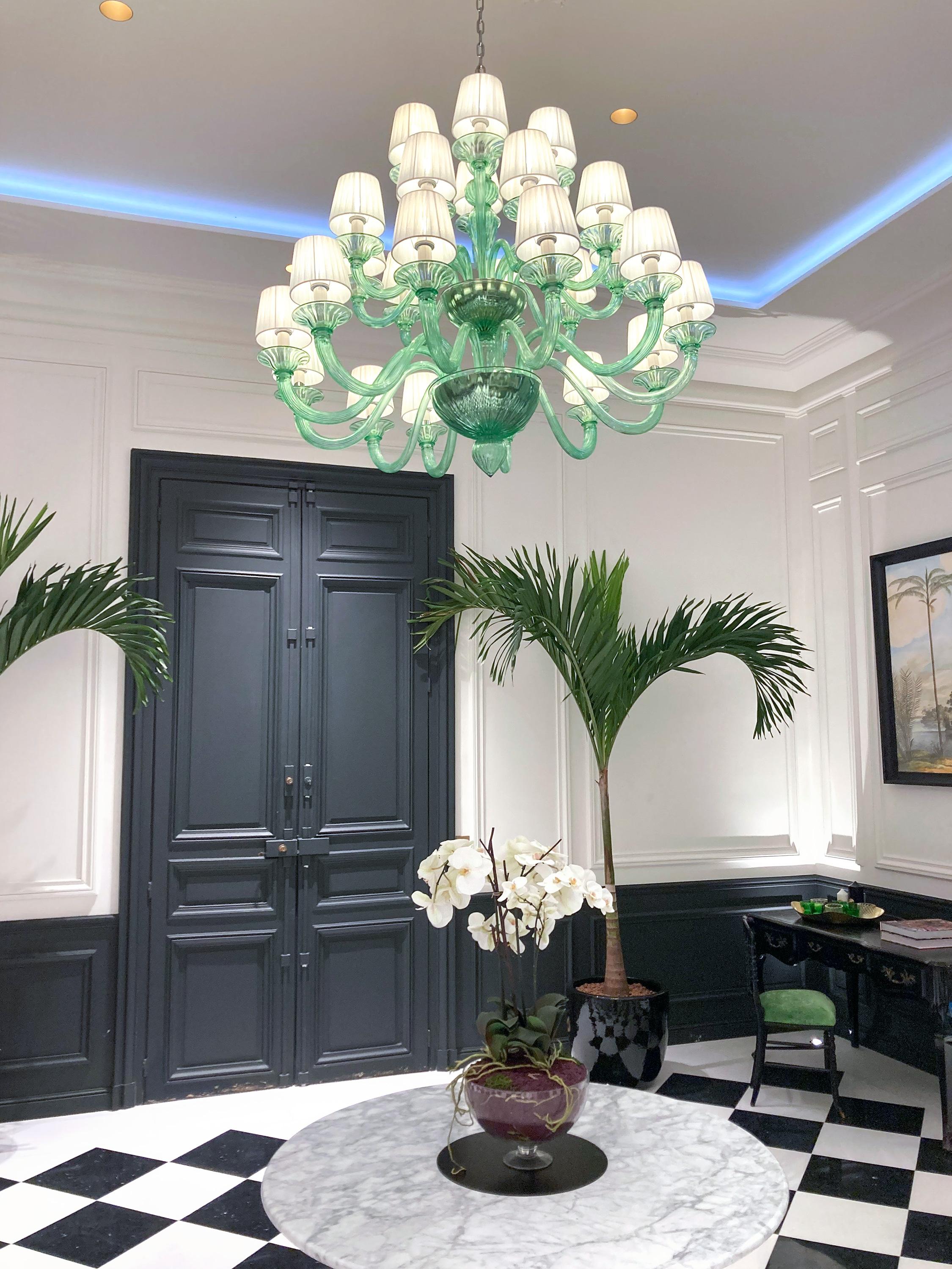 Vetro soffiato Artistico del 21° secolo  Lampadario 12+9+6 bracci in vetro di Murano verde di Multiforme in vendita