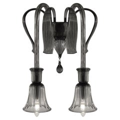 Sconce artistiche del 21° secolo a 2 bracci in vetro di Murano grigio Ritz di Multiforme in stock