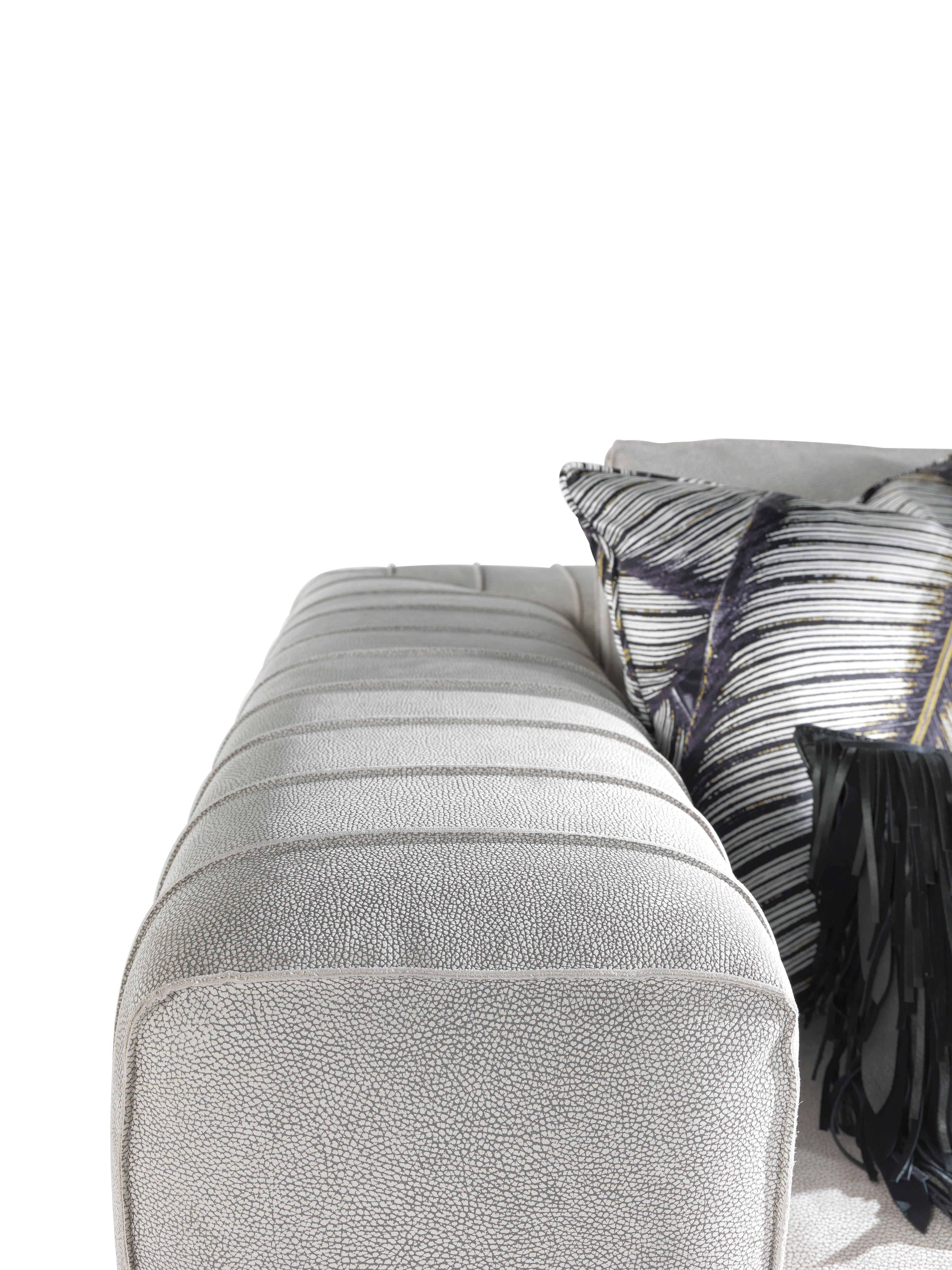 Italian 21st Century Aruba 3-Seater Sofa in Leather by Roberto Cavalli Home Interiors  For Sale
