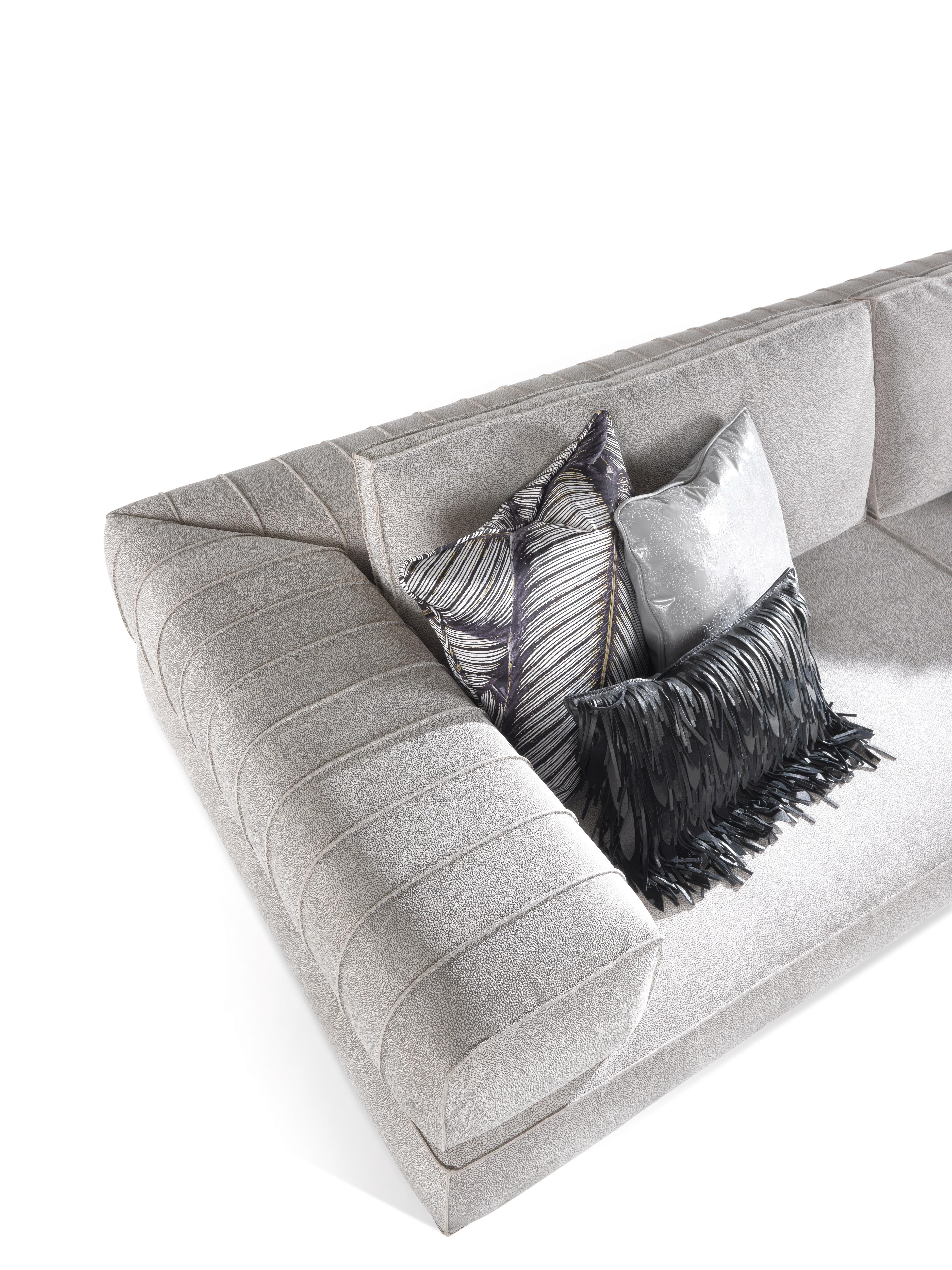 21st Century Aruba 3-Seater Sofa in Leather by Roberto Cavalli Home Interiors  In New Condition For Sale In Cantù, Lombardia