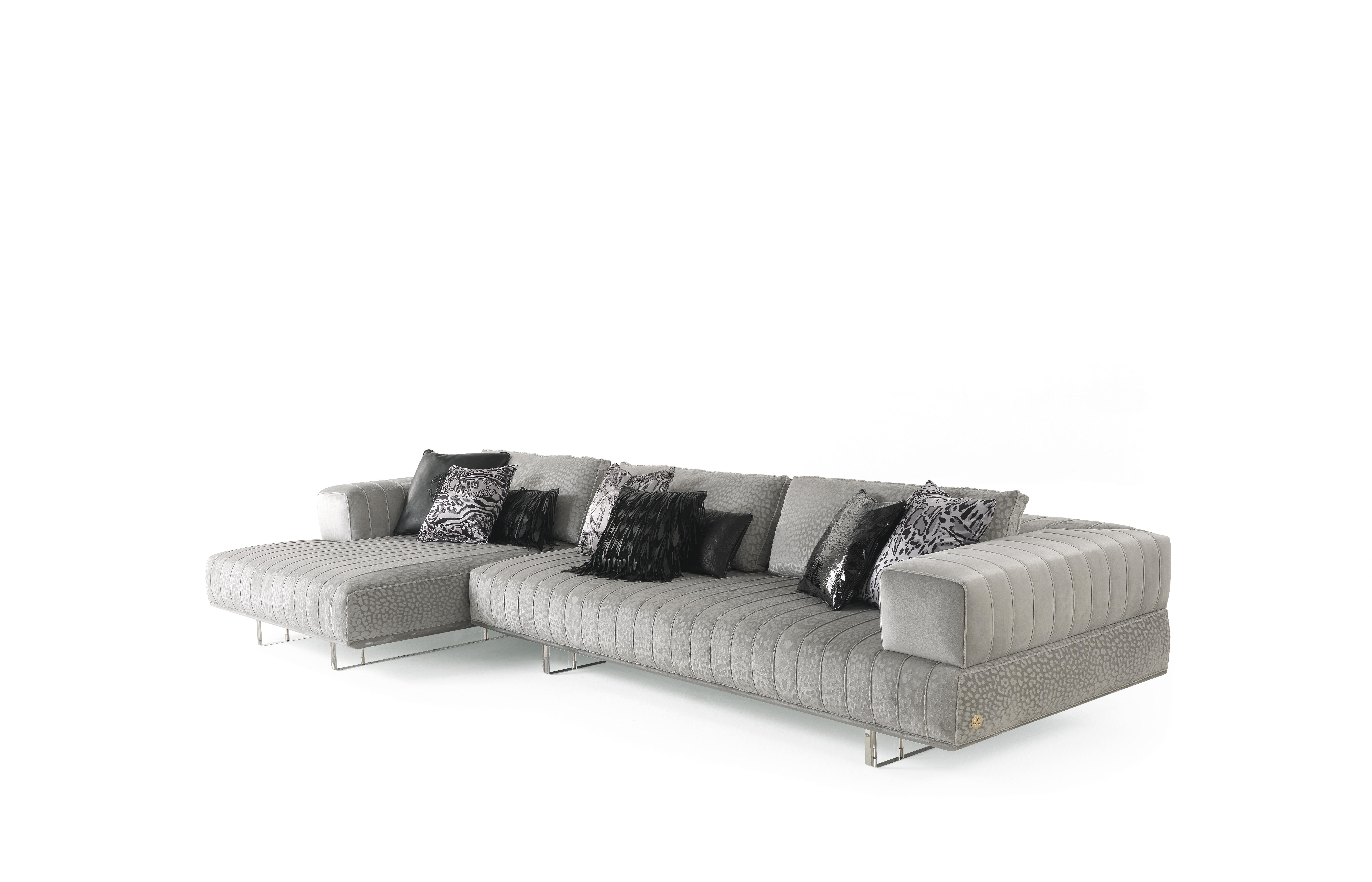 Contemporary lines and vintage references for the Aruba sofa, available in 2 or 3-seater versions or modular according to customer needs. The light legs in
transparent plexiglass gives the sofa a touch of 70s style while the processing of the