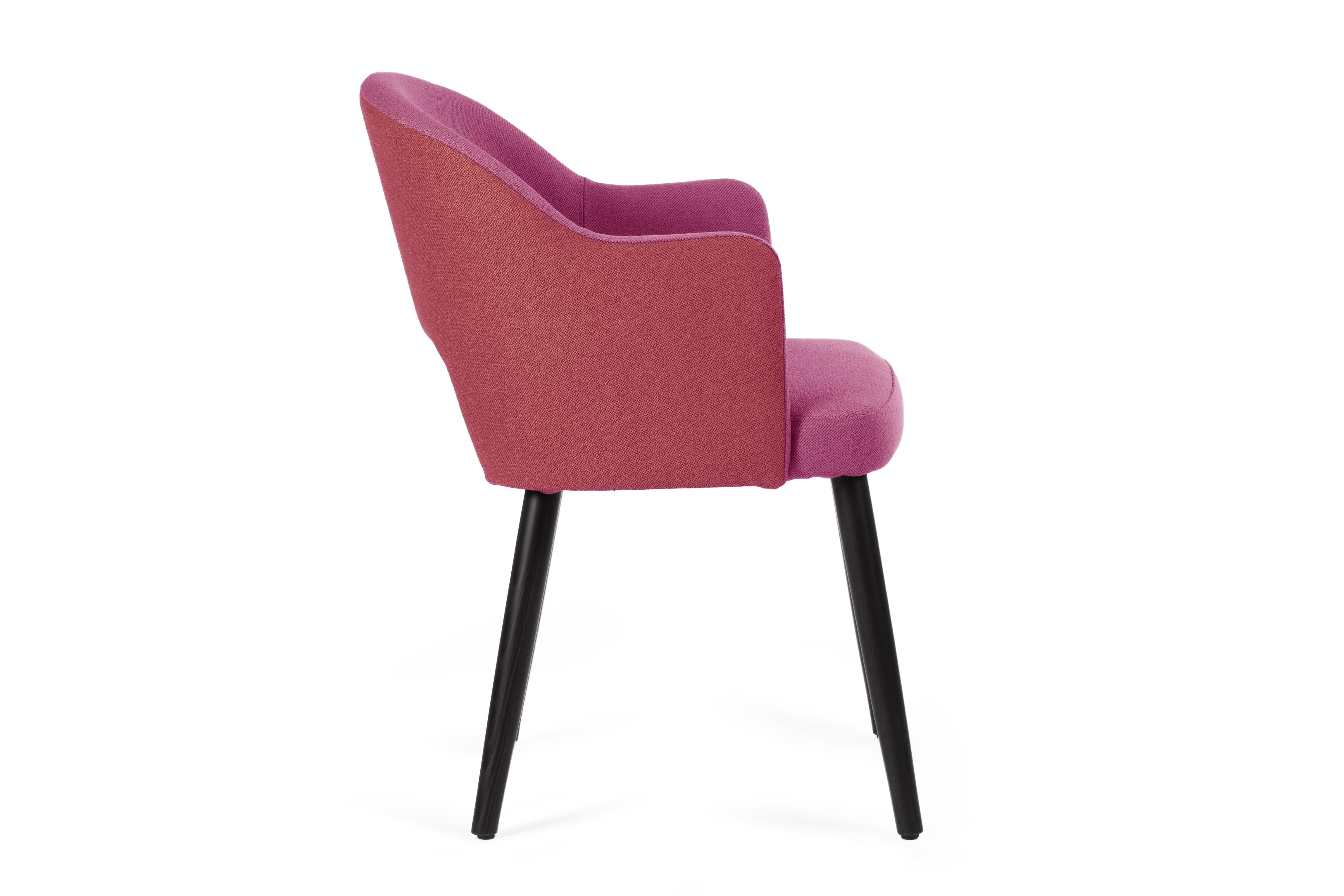 Upholstered armchair in Free Life® fabric (available in different colours) and wooden legs. Perfect seating for living and kitchen spaces.

Features
Chair with upholstered seat and backrest covered in Free Life® fabric with special