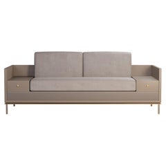 Asheville II Twinseat-Sofa aus Wildleder, Naturleder und Messingholz, 21. Jahrhundert