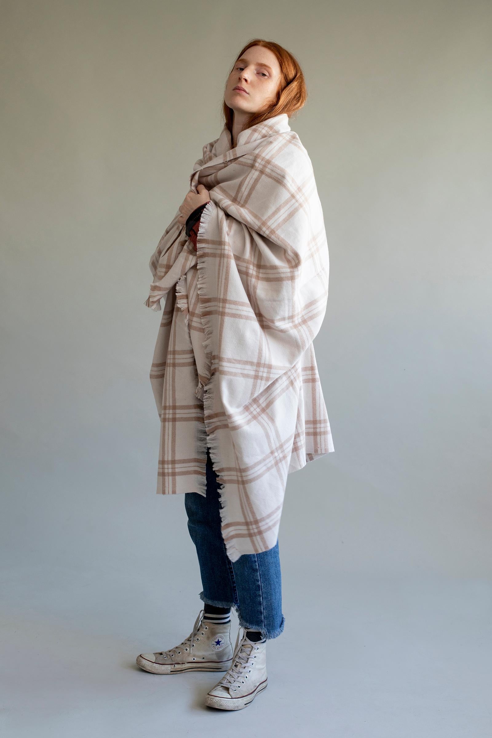 The plaid strap blanket is an extension of iota’s outdoor collection. It is also designed to move with us between spaces, to accompany us throughout the day, at home, in the office, or on a trip. A blanket with straps, which will cover us when it is