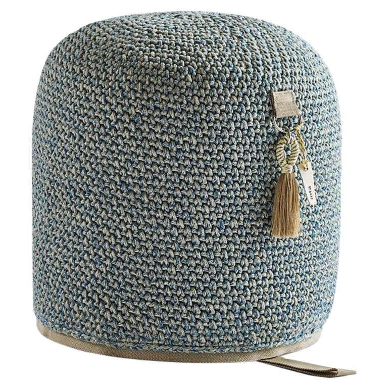 Pouf asiatico del 21° secolo, fatto a mano, per esterni e per interni, di colore blu sabbia.