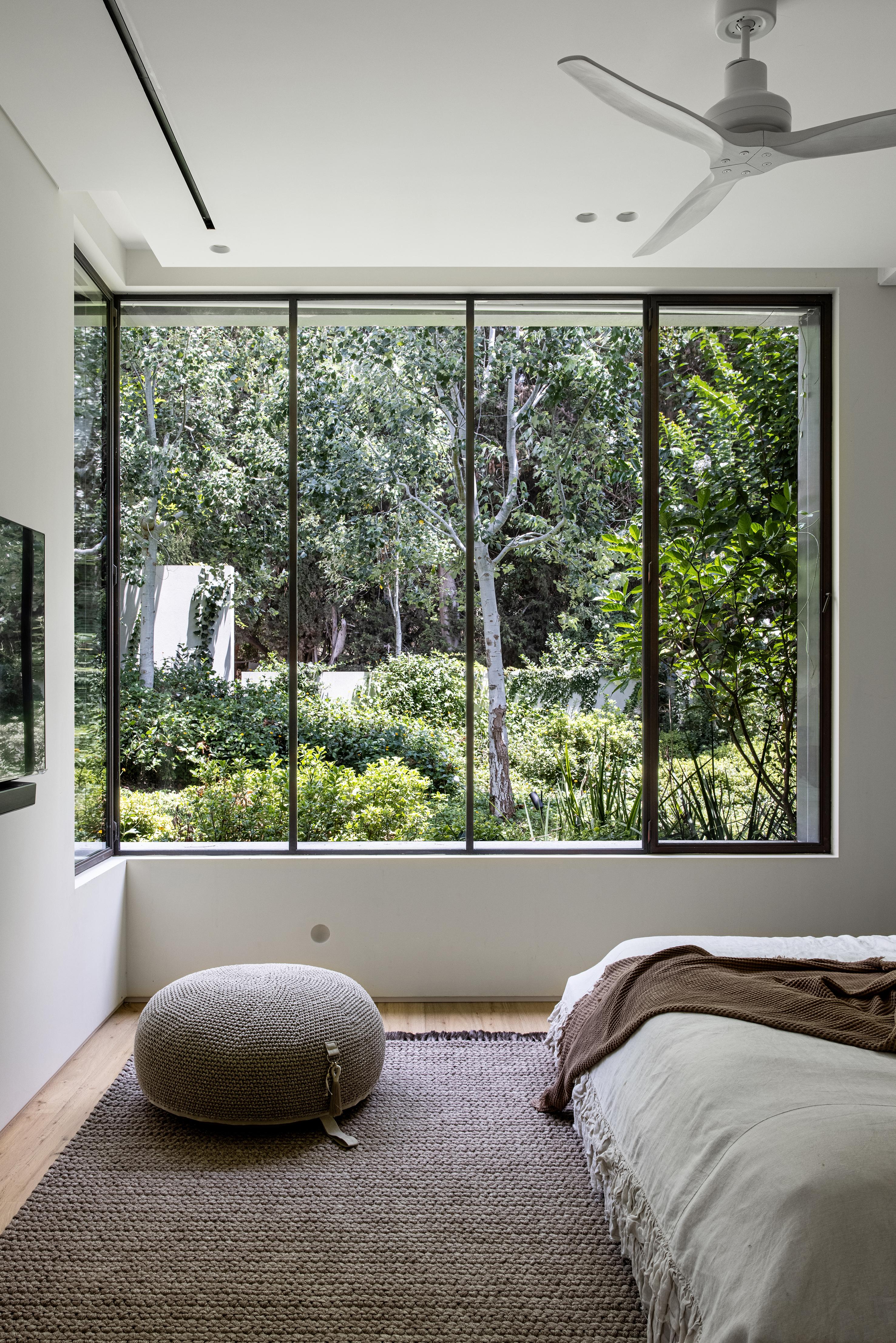 Ce pouf rond et bas est le siège nonchalant que vous recherchez. Fabriqué à 100 % à la main en acrylique protégé contre les UV, ce pouf convient aussi bien à l'intérieur qu'à l'extérieur. Il est doté d'une poignée qui permet de le transporter