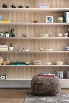 Asiatisch-brauner und schwarzer handgefertigter Hocker für den Innen- und Außenbereich des 21. Jahrhunderts