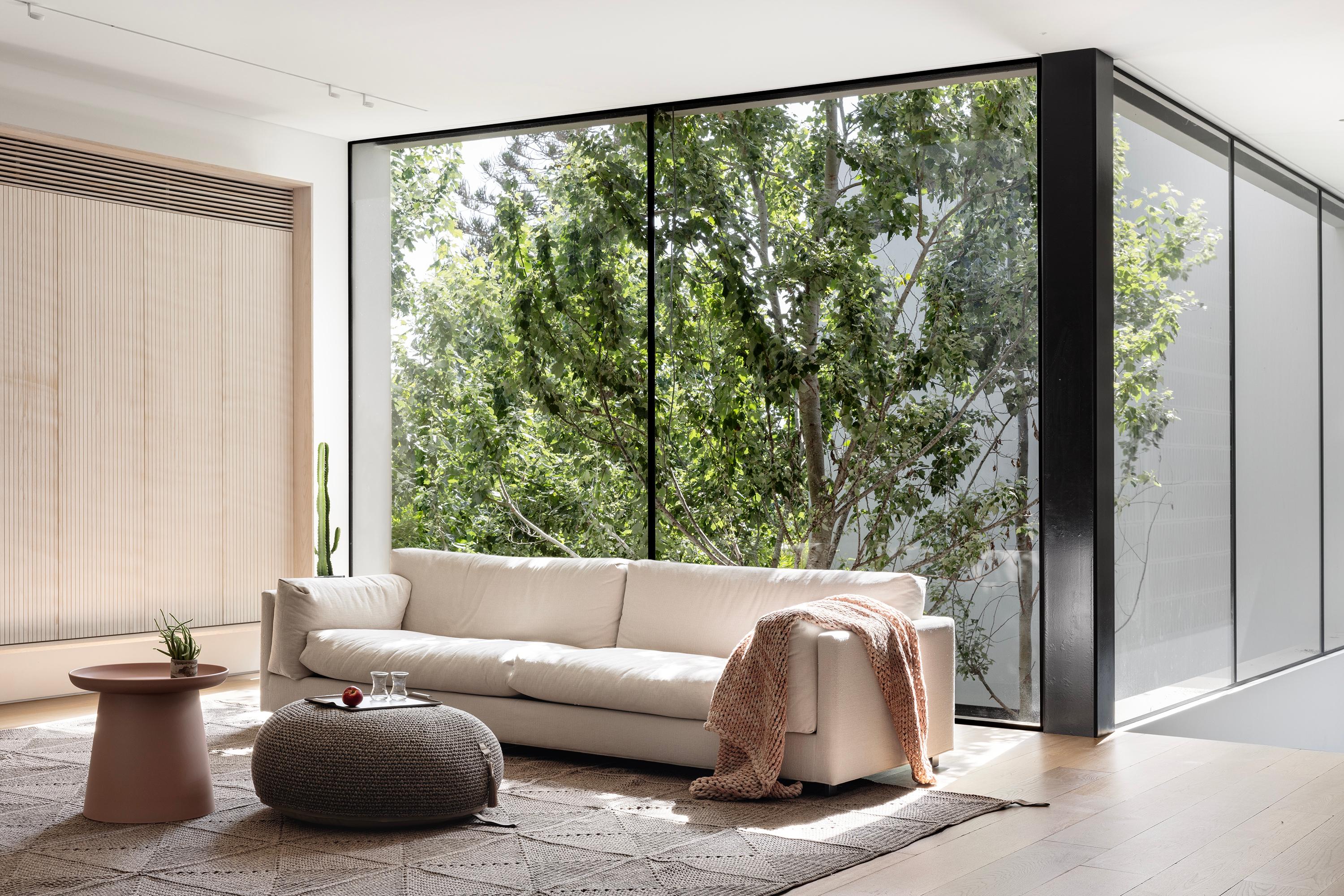 This round, low pouf is the nonchalant seat you’ve been looking for. 100% handmade from UV protected acrylic, this pouf is suitable for both indoor and outdoor, complete with a handle to carry it wherever you need.

In addition to being a