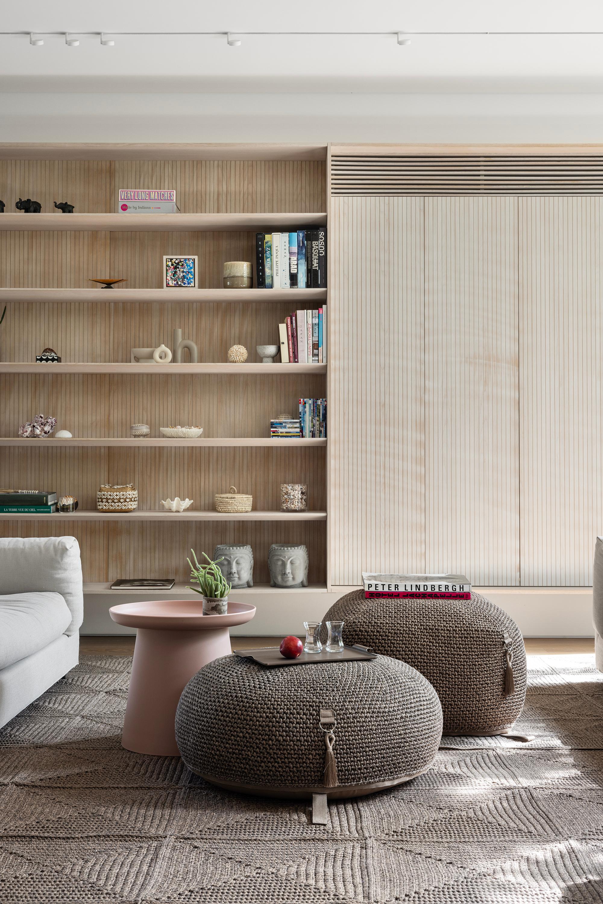 Dieser runde, niedrige Hocker ist die lässige Sitzgelegenheit, die Sie schon immer gesucht haben. Der zu 100 % handgefertigte Hocker aus UV-geschütztem Acryl ist sowohl für den Innen- als auch für den Außenbereich geeignet und verfügt über einen