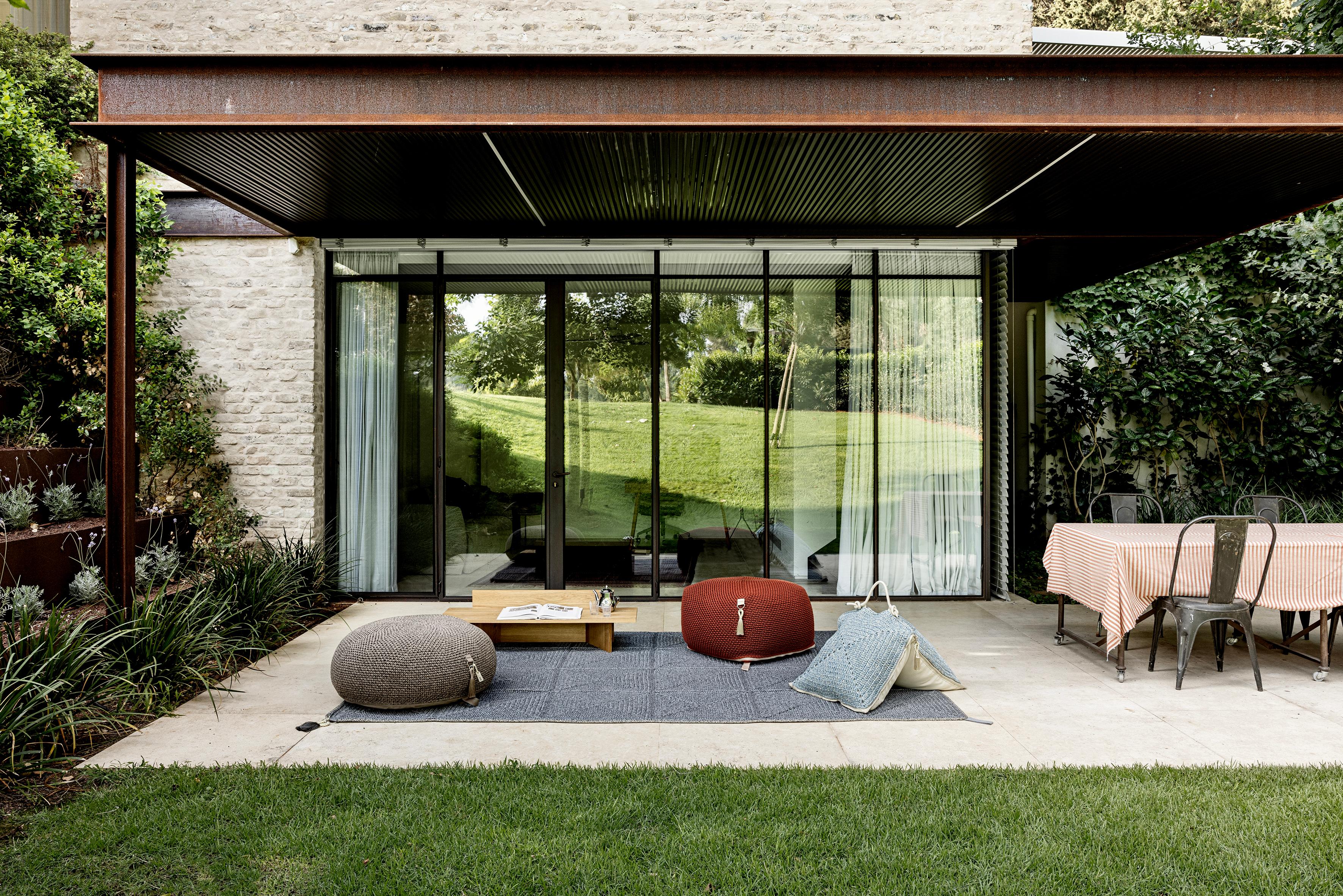21st Century Asian Brown Schwarz Outdoor Indoor Handmade Round Pouf (Handgefertigt) im Angebot