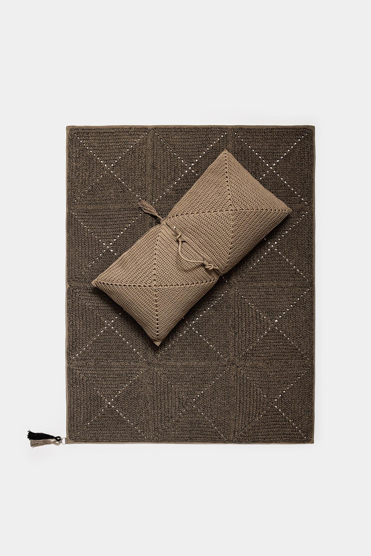 21st Century Asian Brown Black Outdoor Indoor Small Handmade Rug (21. Jahrhundert und zeitgenössisch) im Angebot