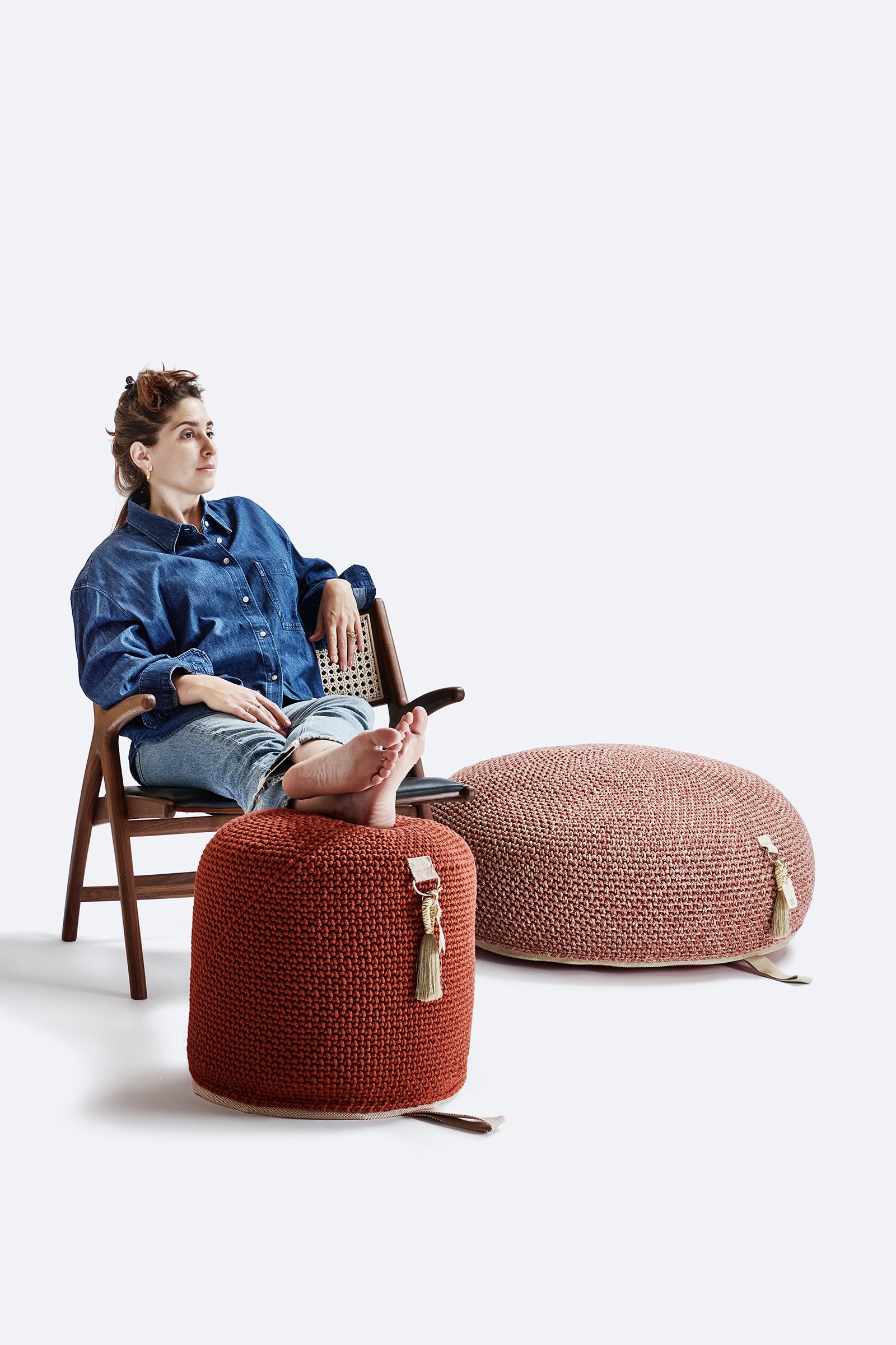 This round, low pouf is the nonchalant seat you’ve been looking for. 100% handmade from UV protected acrylic, this pouf is suitable for both indoor and outdoor, complete with a handle to carry it wherever you need.

In addition to being a