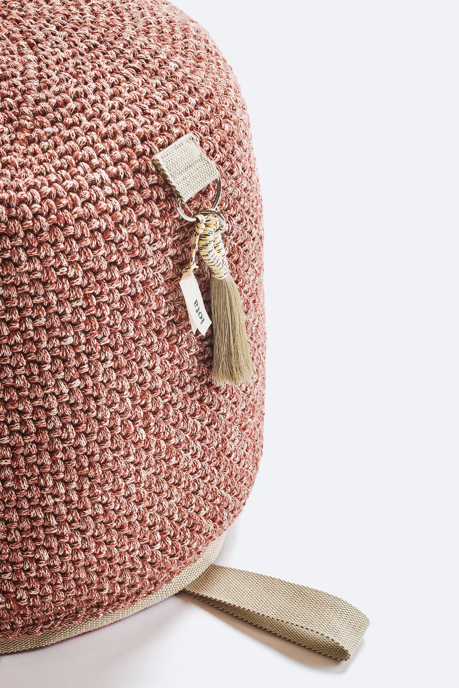 Un pouf a seduta singola, compatto, luminoso e sfacciato. Perfetto come seduta aggiuntiva o come poggiapiedi, questo pouf è realizzato al 100% a mano in acrilico protetto dai raggi UV. Usalo in casa o portalo all'aperto e usalo sul balcone o sulla