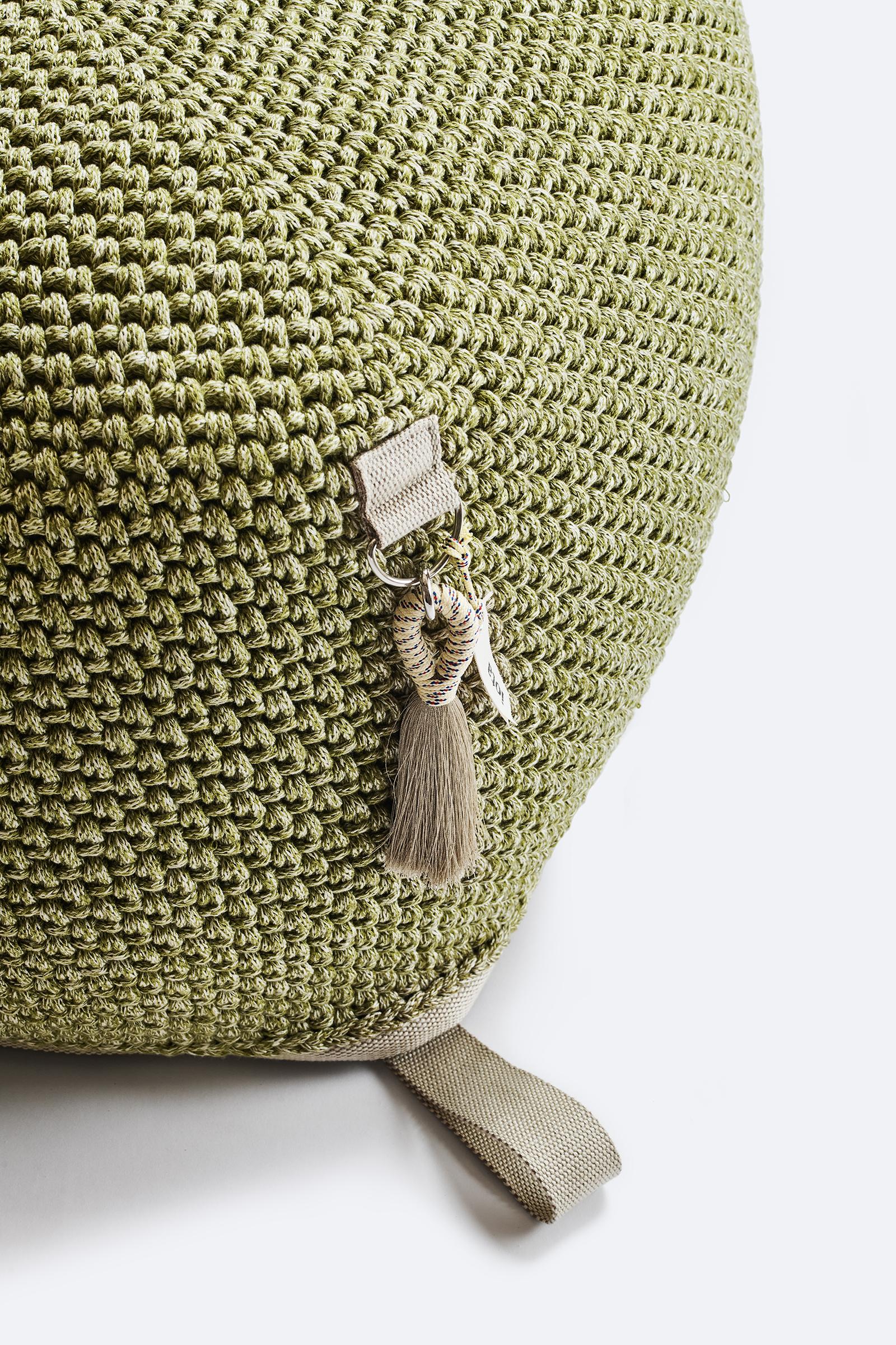 Dieser Sitzsack ist eine würfelförmige, bequeme Sitzlösung. Kinder lieben es, aber auch Erwachsene, die es lieber etwas ruhiger angehen lassen. Es kann ein Teil Ihres ständigen Wohnzimmers sein oder ein Objekt zum Mitnehmen, das Sie in Ihrem Garten