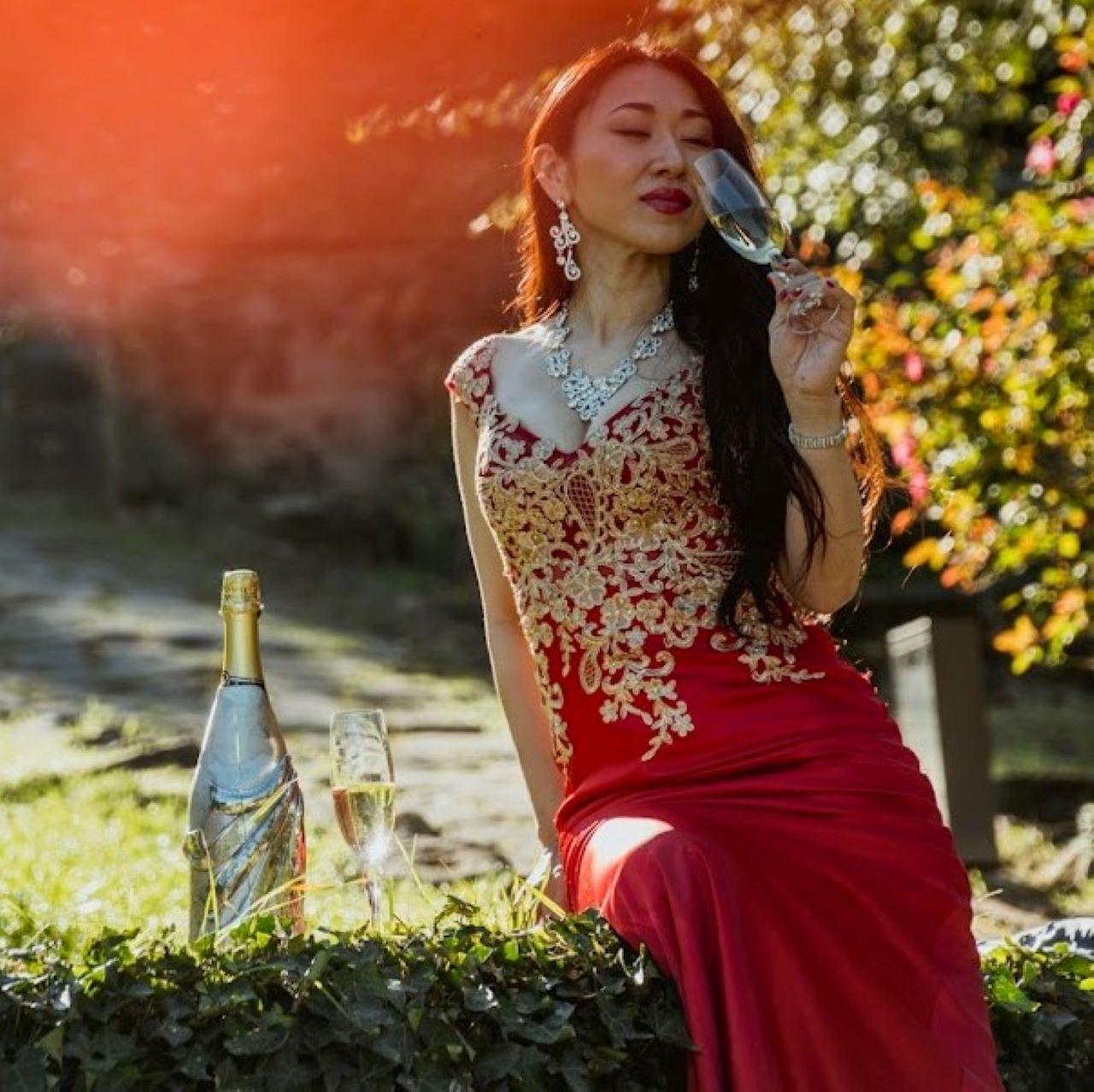 K-Over Champagner, asiatische Dame aus massivem reinem italienischem Silber des 21. Jahrhunderts  (Zeitgenössisch) im Angebot