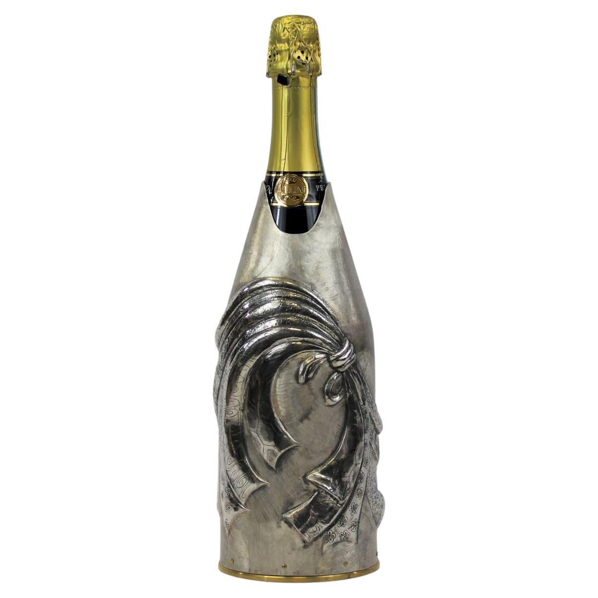 Ce Champagne K-OVER entièrement créé en argent pur 999/°° fait partie de notre Collection Work of Art.
L'artiste Mary Yoshida s'est inspirée de la tradition de l'Omamori, dans la culture japonaise.
des objets ou des symboles pour souhaiter bonne