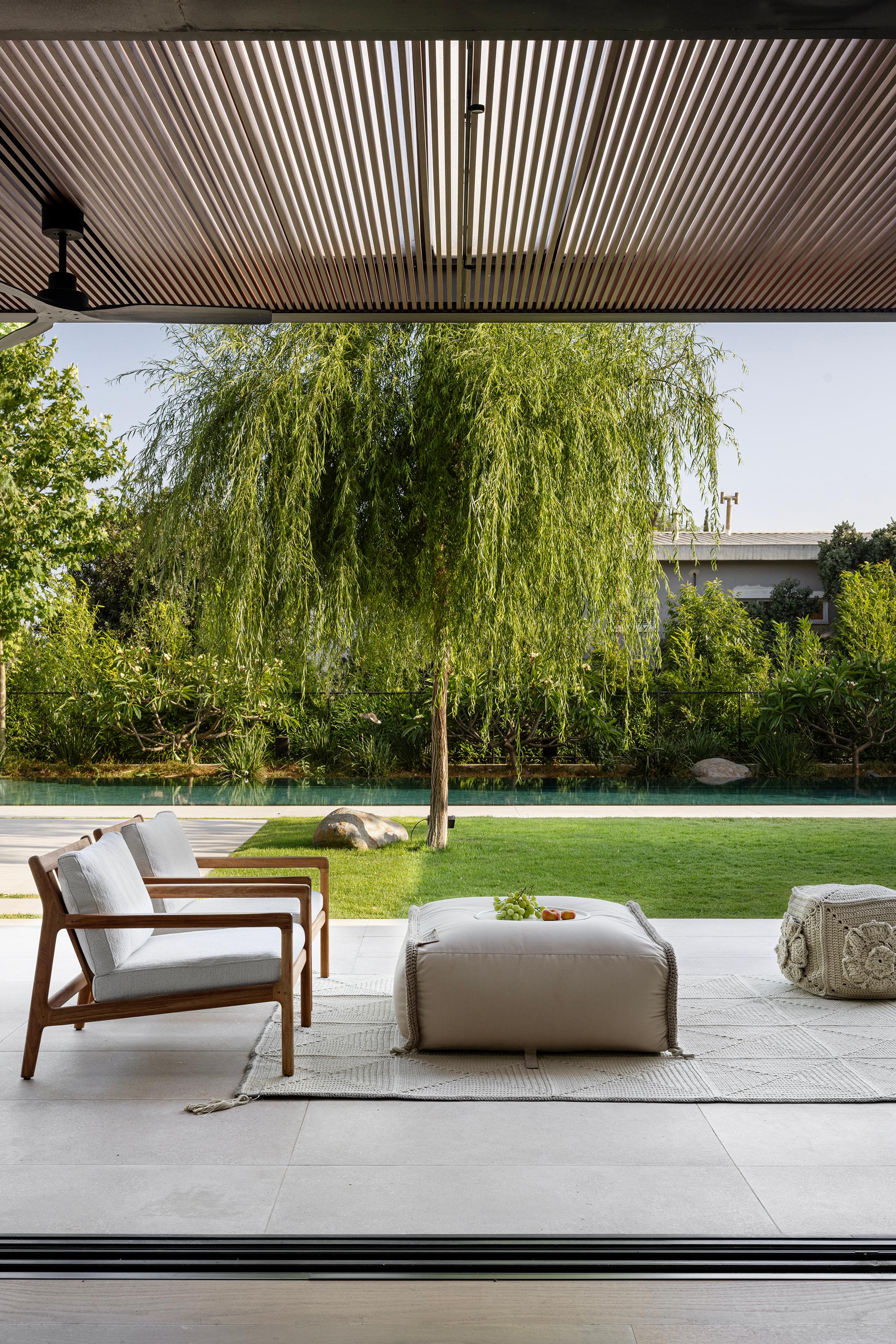 Metal 21st Century Asian Natural Cream Outdoor Indoor 200x300 cm Handmade Rug For Sale