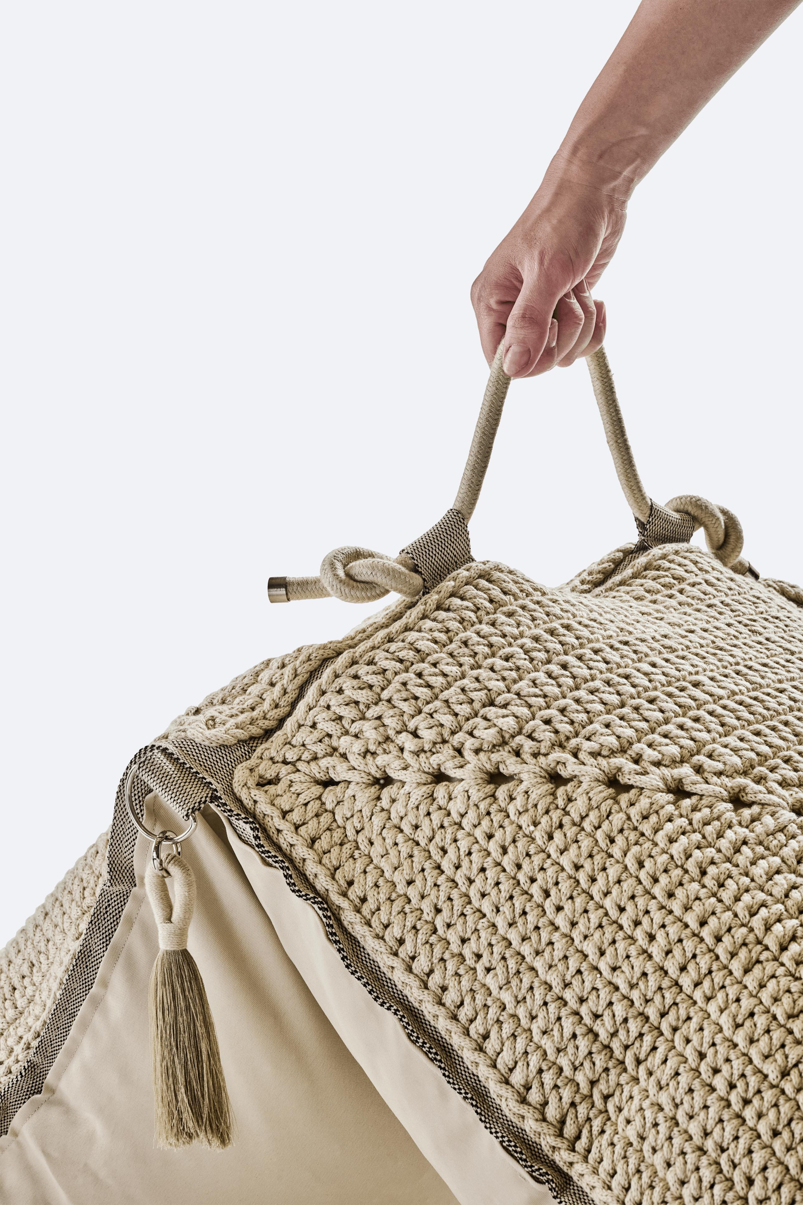Das klassische gehäkelte Granny Square erhält mit diesem großen Bodenkissen eine moderne Note. Das Kissen besteht aus zwei Quadraten, die mit einem maßgeschneiderten Outdoor-Gurtband zusammengenäht werden. Sie erforscht die Ästhetik von Nomaden und