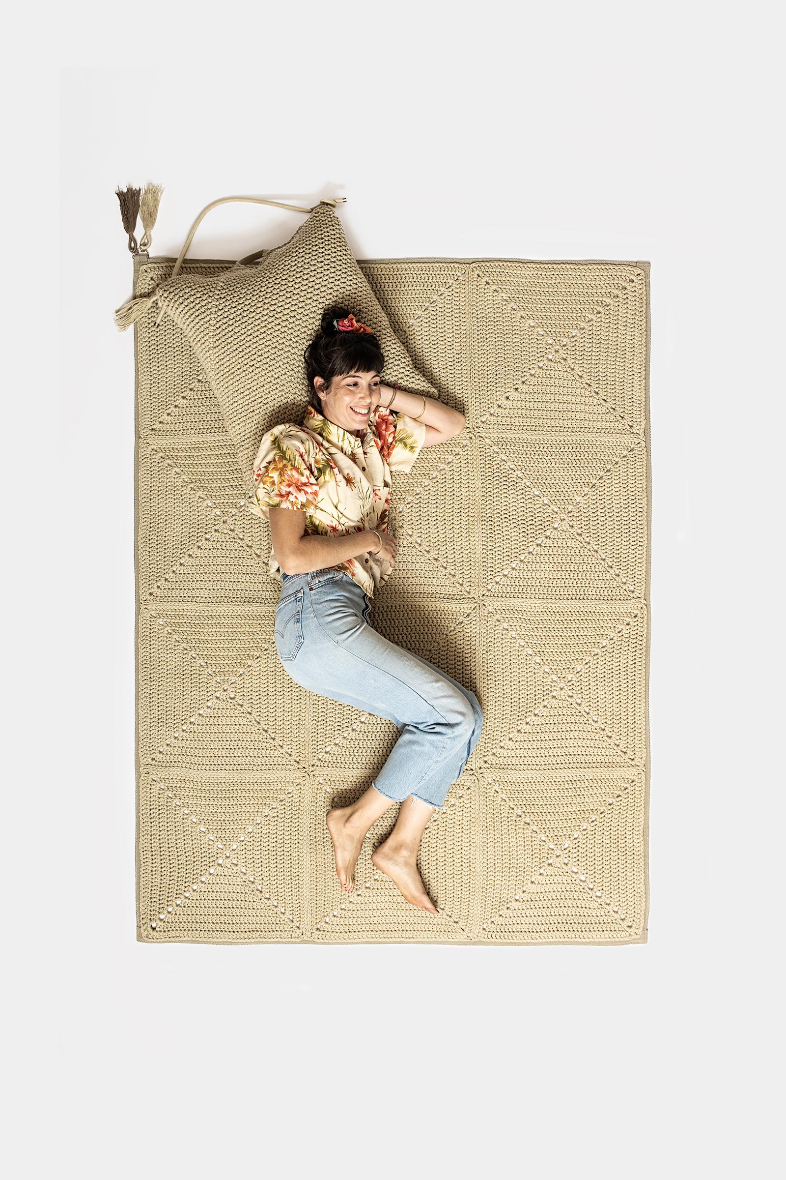 Israeli 21st Century Asian Natural Cream Outdoor Indoor Rug and Bag Cushion Set For Sale