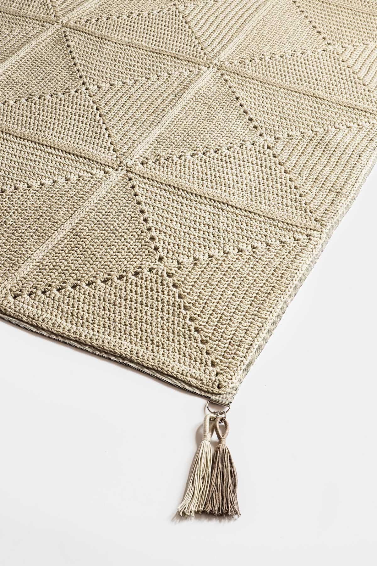 Hand-Crafted 21st Century Asian Natural Cream Outdoor Indoor Rug and Bag Cushion Set For Sale