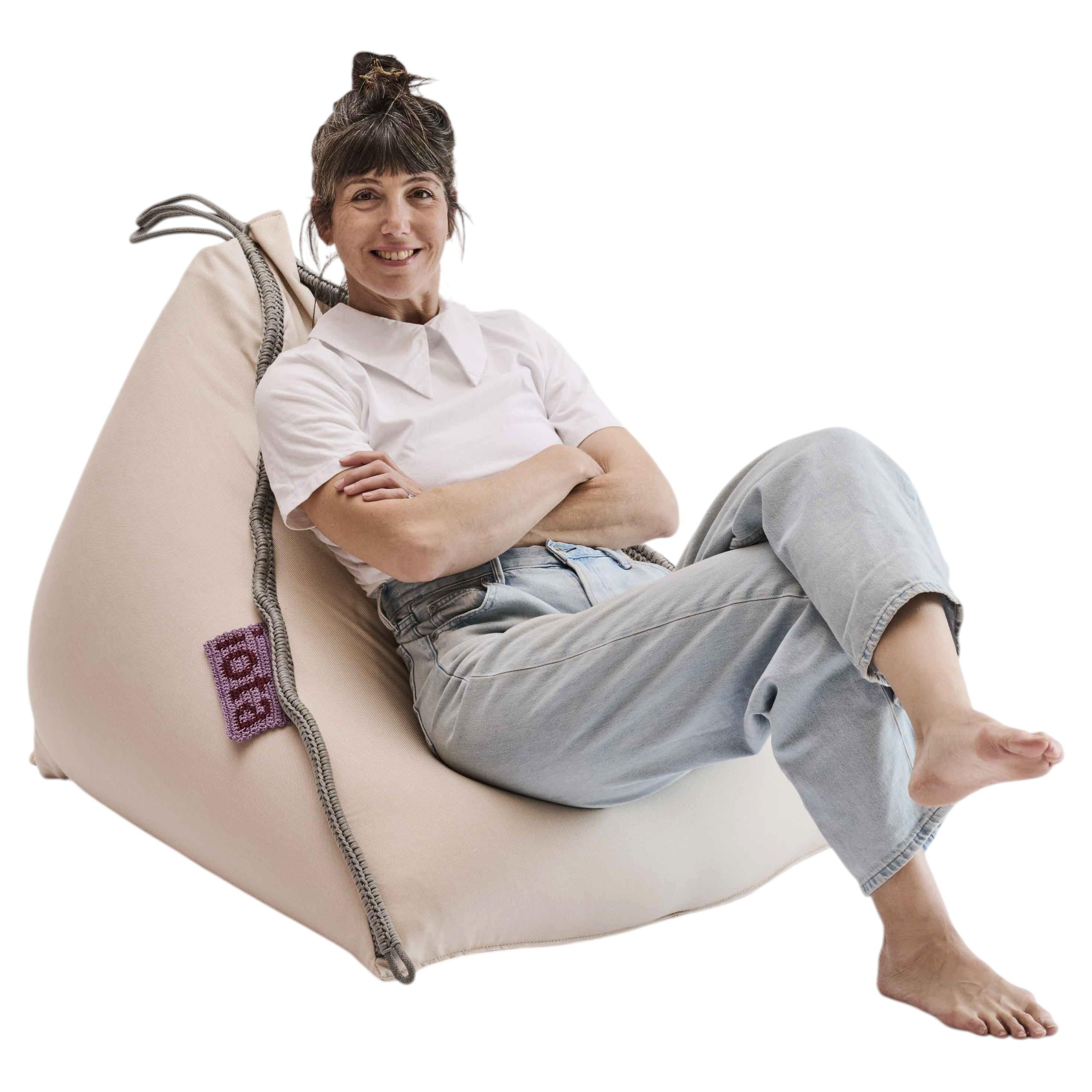 Pouf triangolare con profilo in corda per interni ed esterni "21st Century Asian" - Grigio ciottolo in vendita