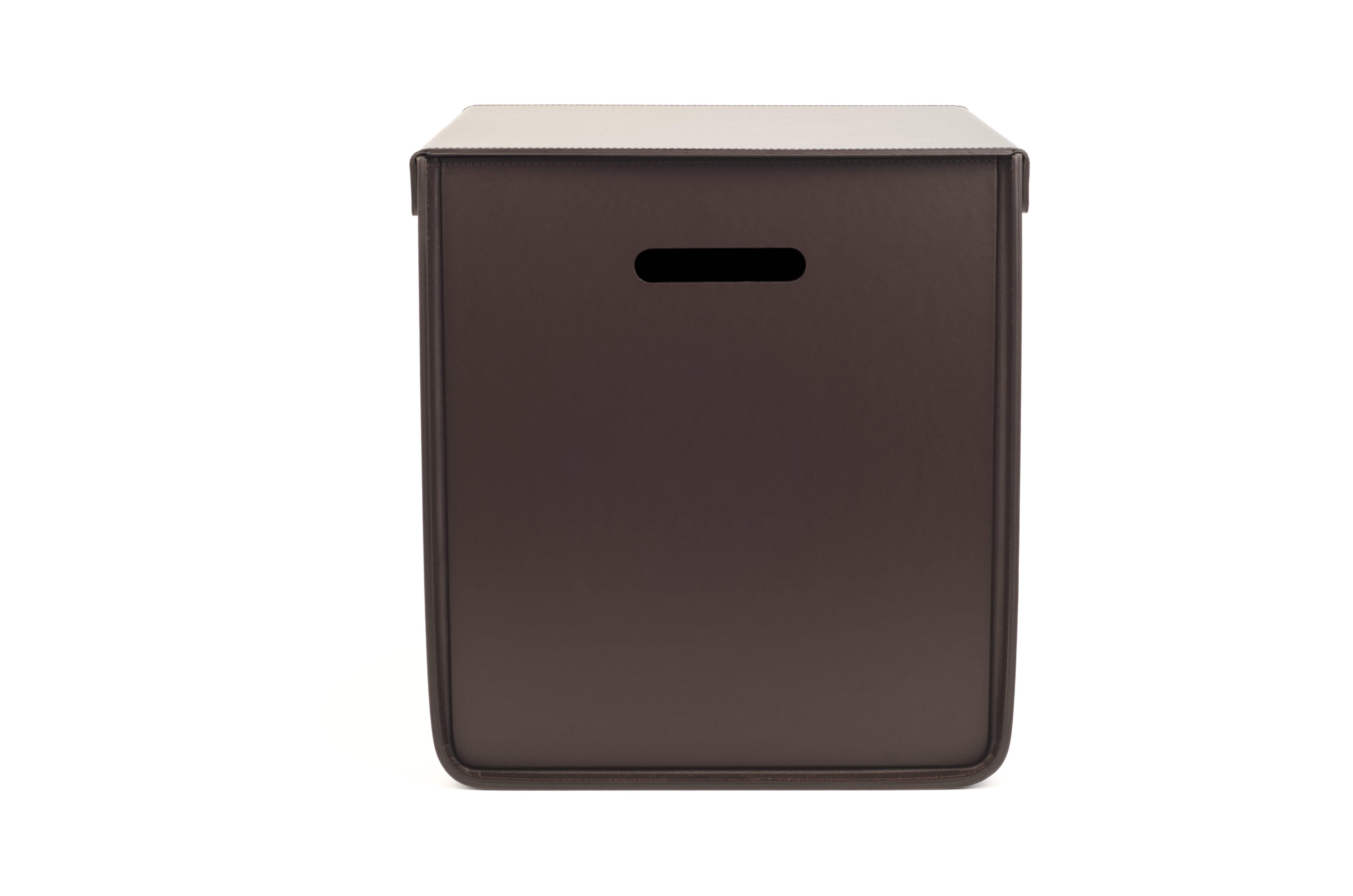 Un design épuré avec une fermeture magnétique spéciale.

La famille de trois boîtes Atena fabriquées en cuir régénéré écologique et lavable est parfaite pour une armoire moderne. Disponible dans une palette de couleurs naturelles.