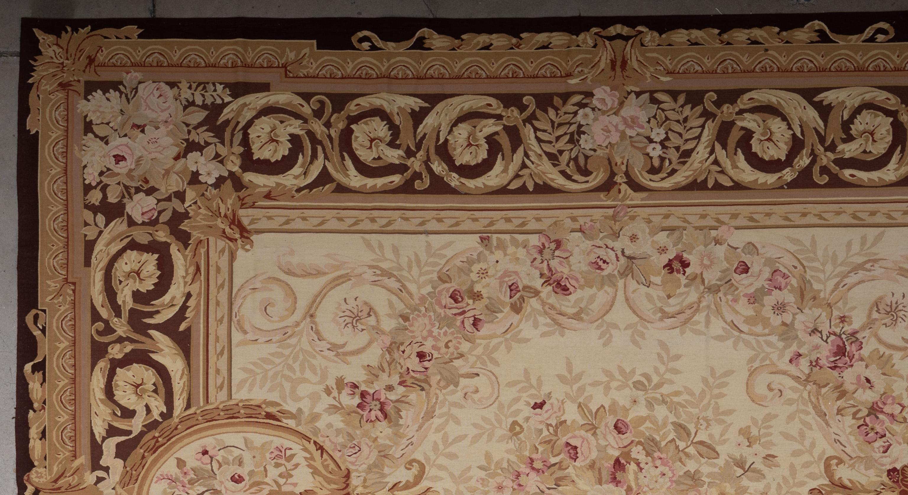 Questo tappeto Aubusson dai toni chiari incarna la raffinata eleganza del design neoclassico francese, tessuto con una tavolozza morbida e aggraziata di avorio, fard, blu pallido e salvia tenue. Intrecciato a mano in lana, presenta delicate