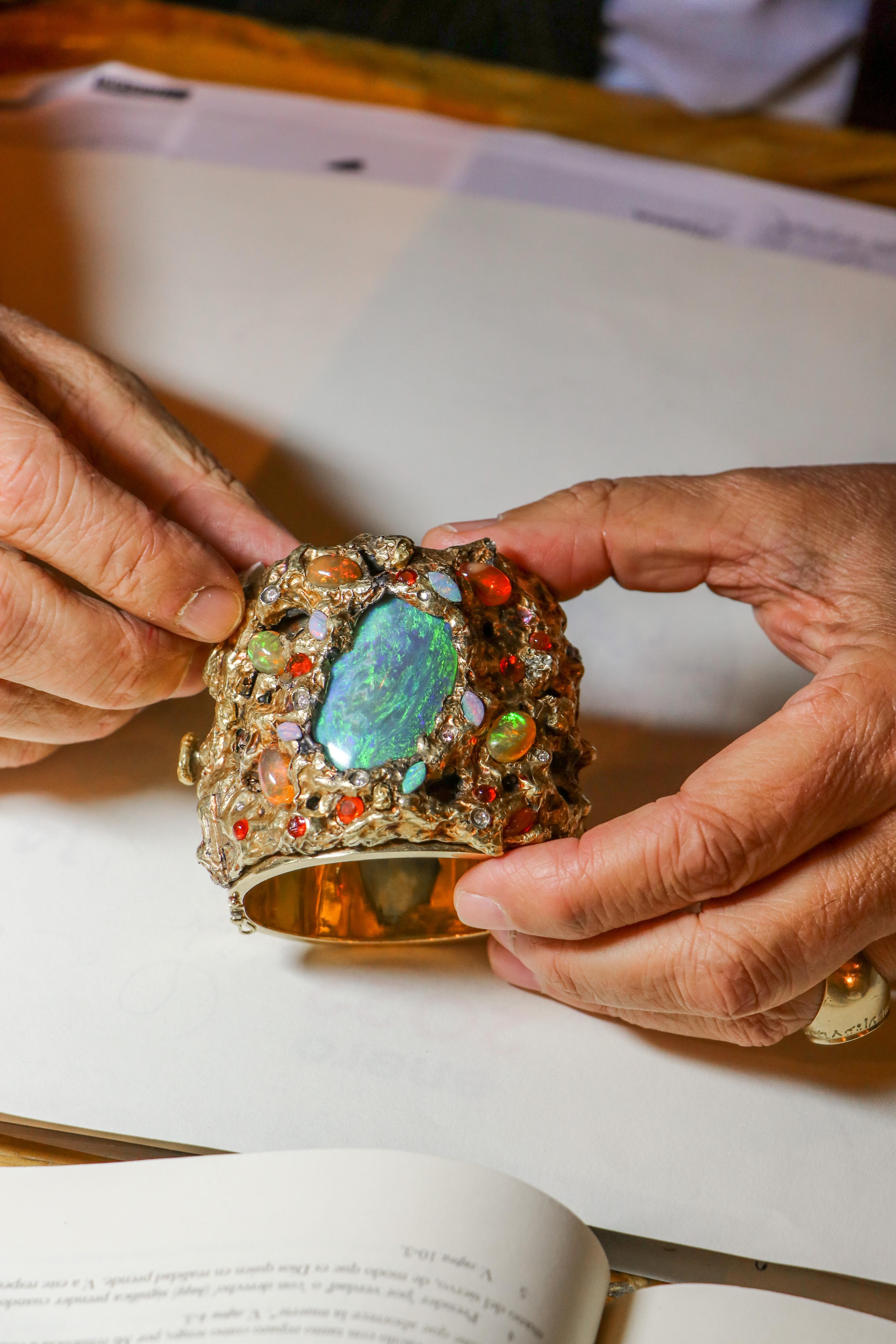 Bracelet manchette en or 18 carats avec opale d'Australie et diamants, XXIe siècle en vente 7