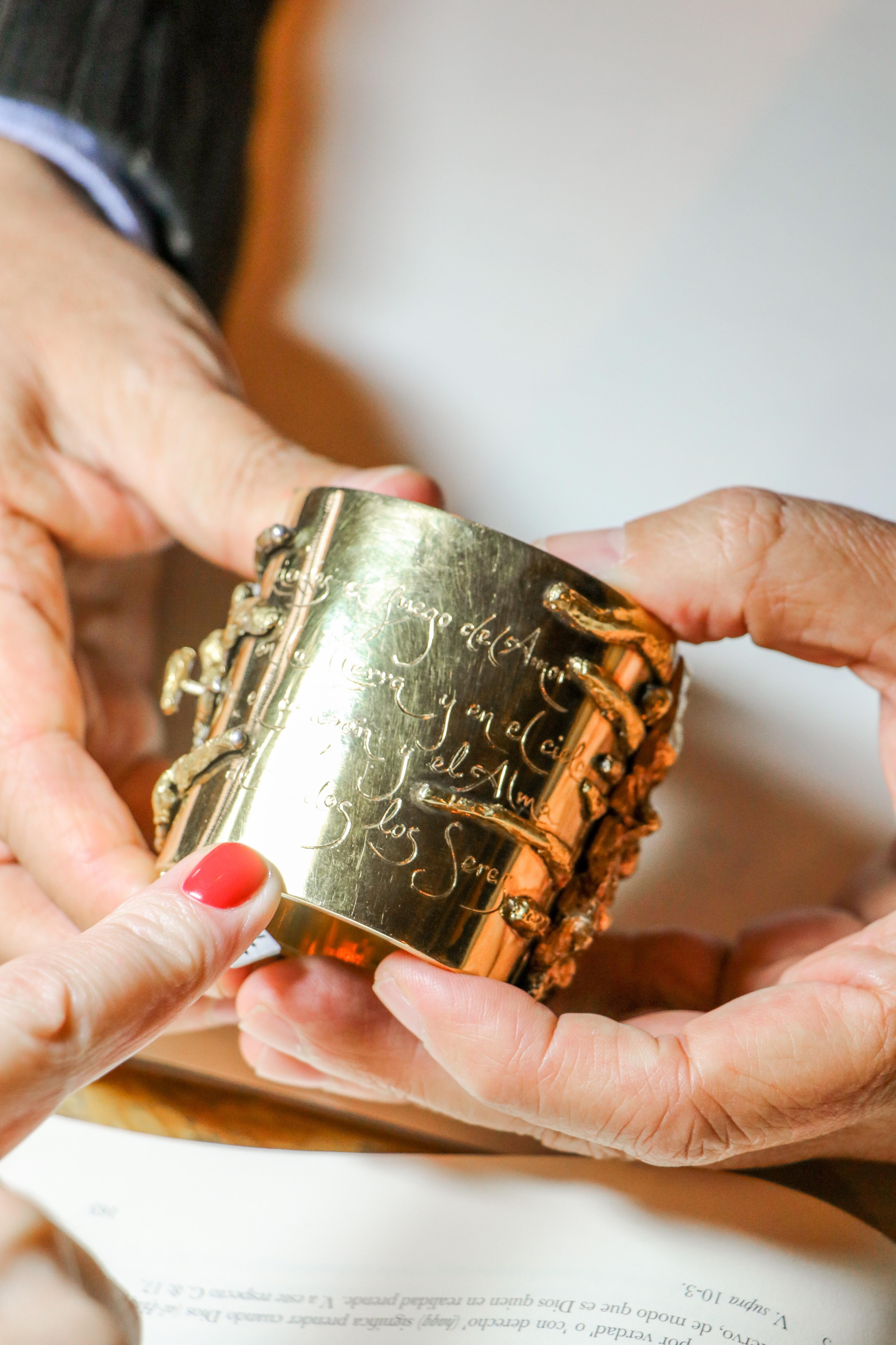 Bracelet manchette en or 18 carats avec opale d'Australie et diamants, XXIe siècle en vente 11