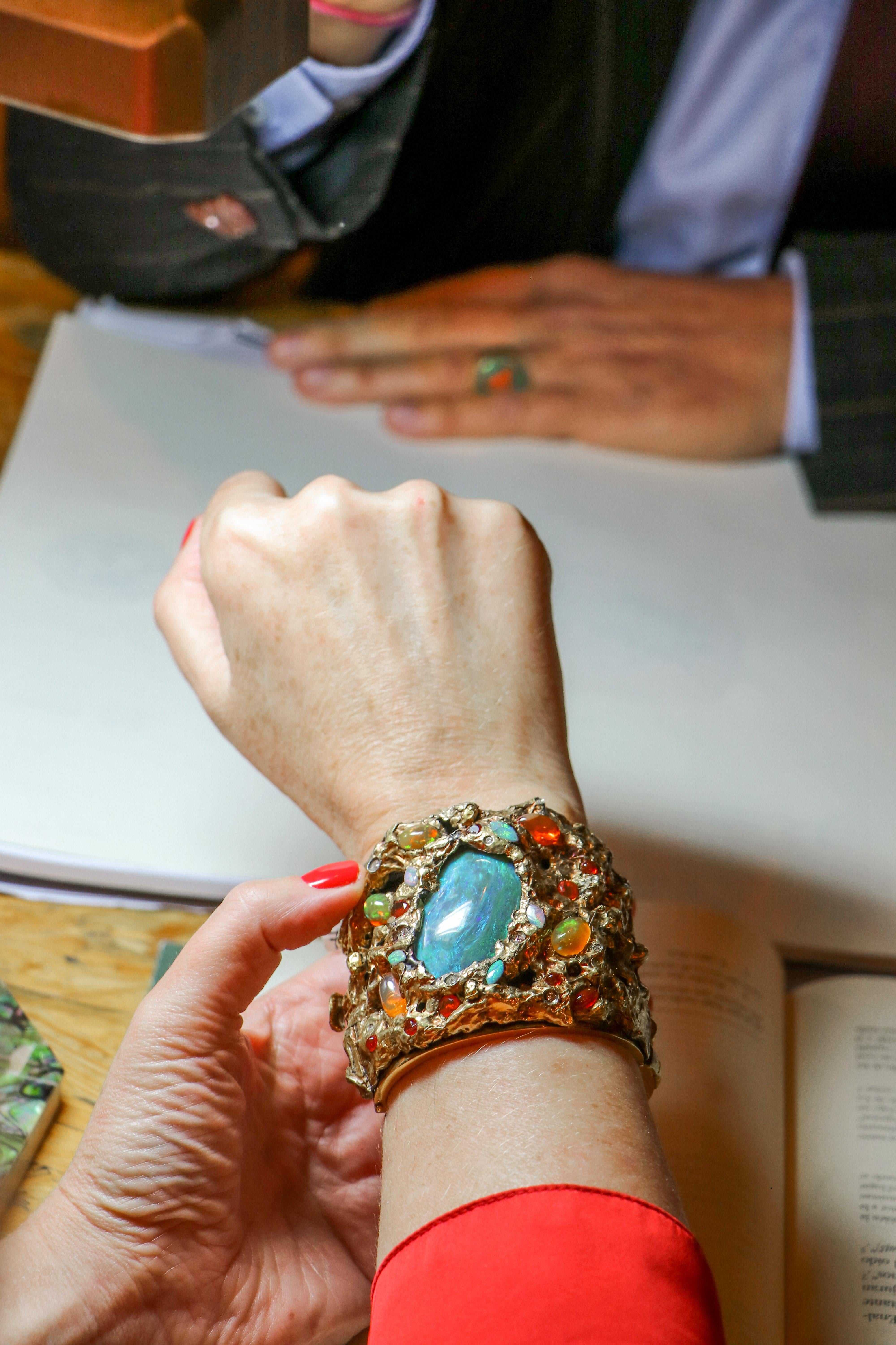 Bracelet manchette en or 18 carats avec opale d'Australie et diamants, XXIe siècle en vente 12