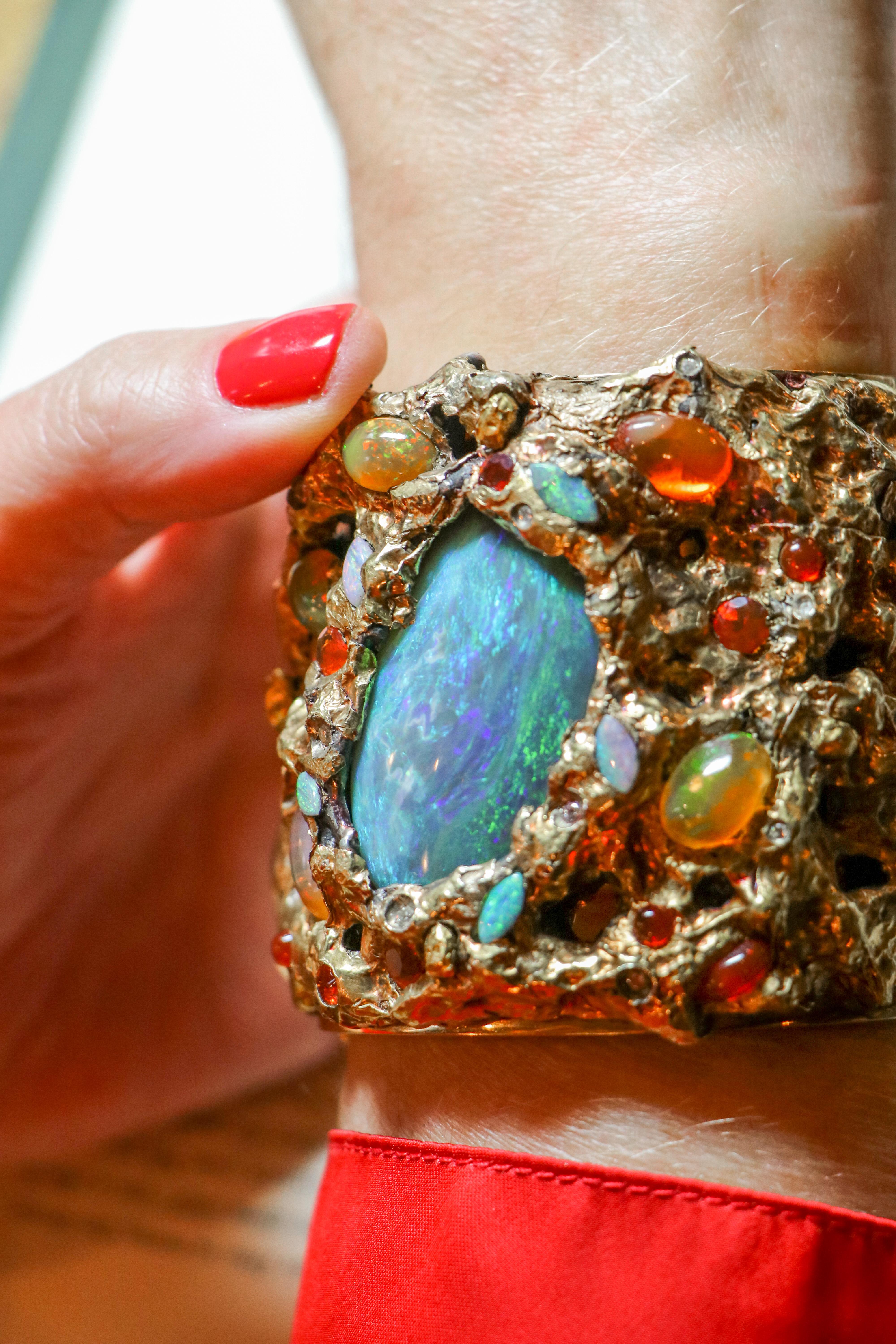 Bracelet manchette en or 18 carats avec opale d'Australie et diamants, XXIe siècle en vente 13