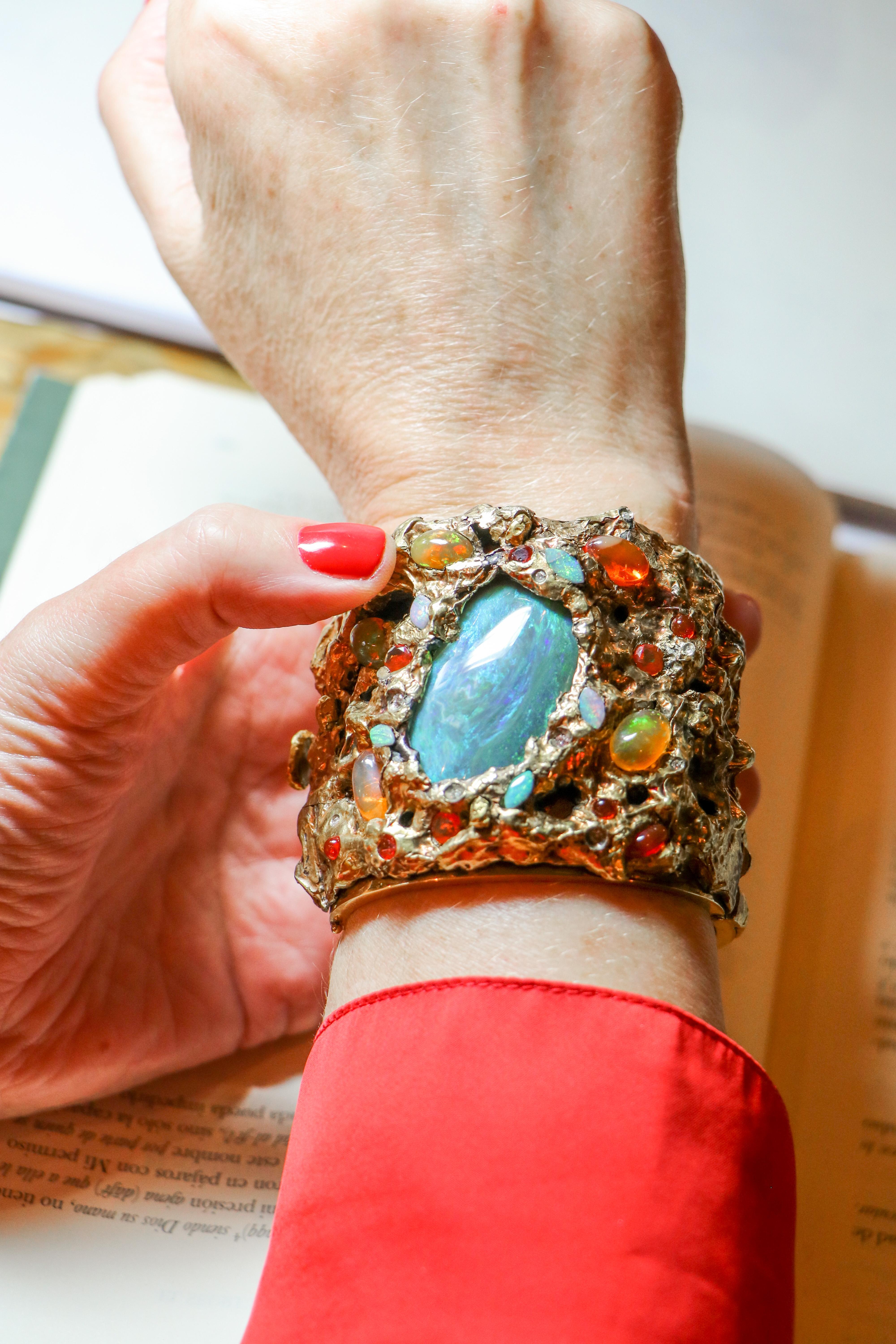 21st Century Australian Opal Jelly Opal Diamanten 18 Karat Gold Cuff Armband, Meisterwerk.

18 Karat Goldarmband mit einer unregelmäßigen Oberfläche aus vergoldeten Silberhügeln mit insgesamt 10 Diamanten SI 1 VS 0,23 Karat, australischen Opalen,