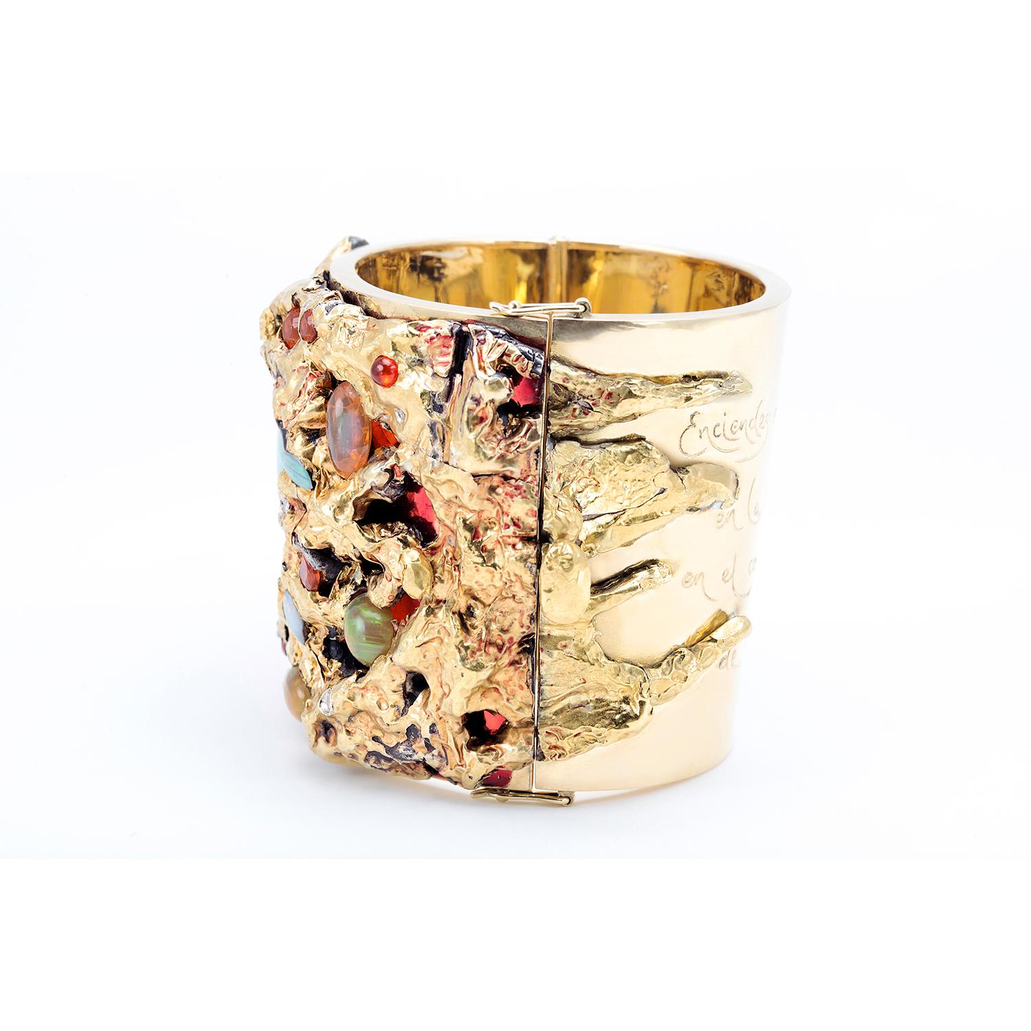 Moderne Bracelet manchette en or 18 carats avec opale d'Australie et diamants, XXIe siècle en vente