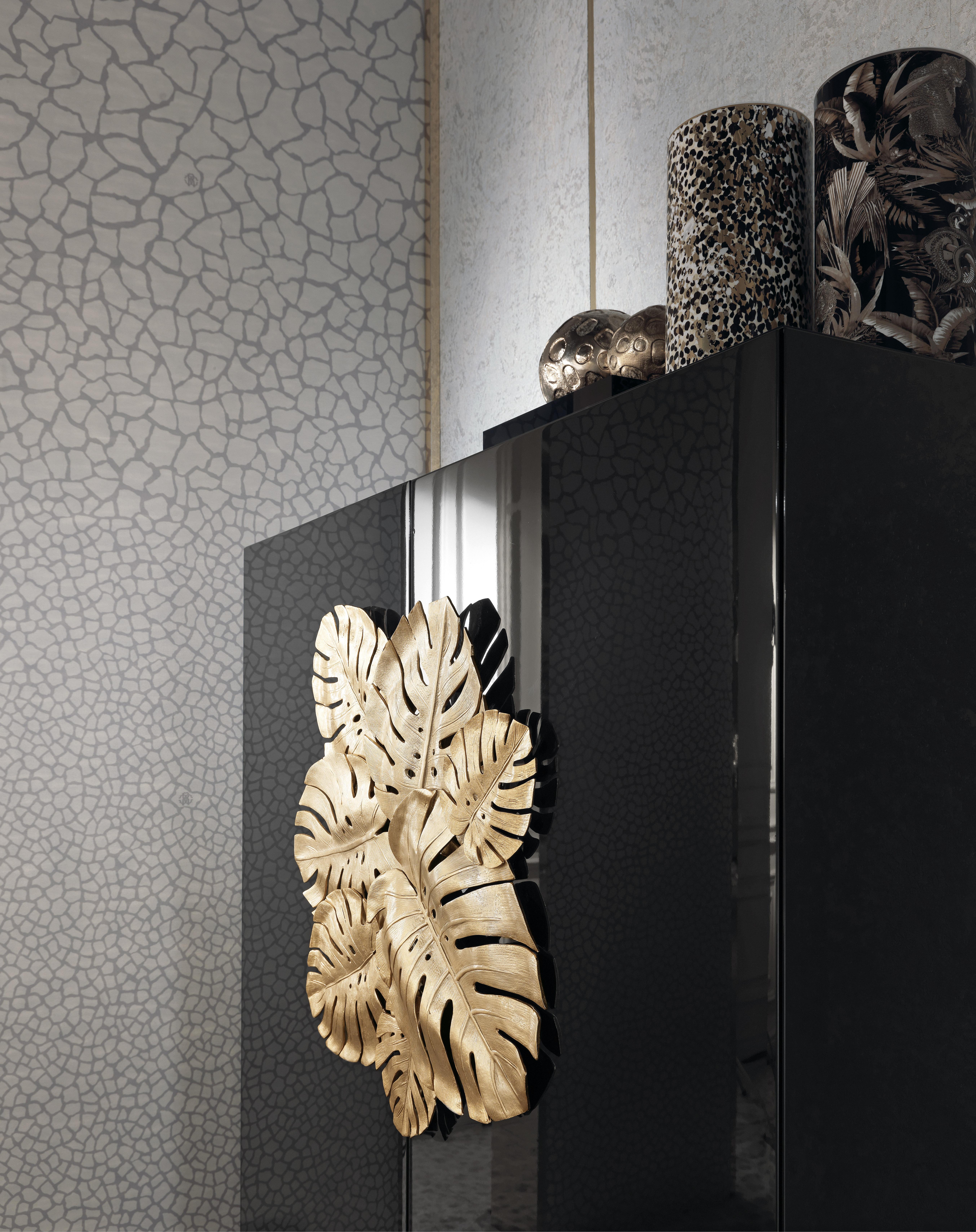 21st Century Azingo Bar Cabinet in Wood by Roberto Cavalli Home Interiors In New Condition For Sale In Cantù, Lombardia