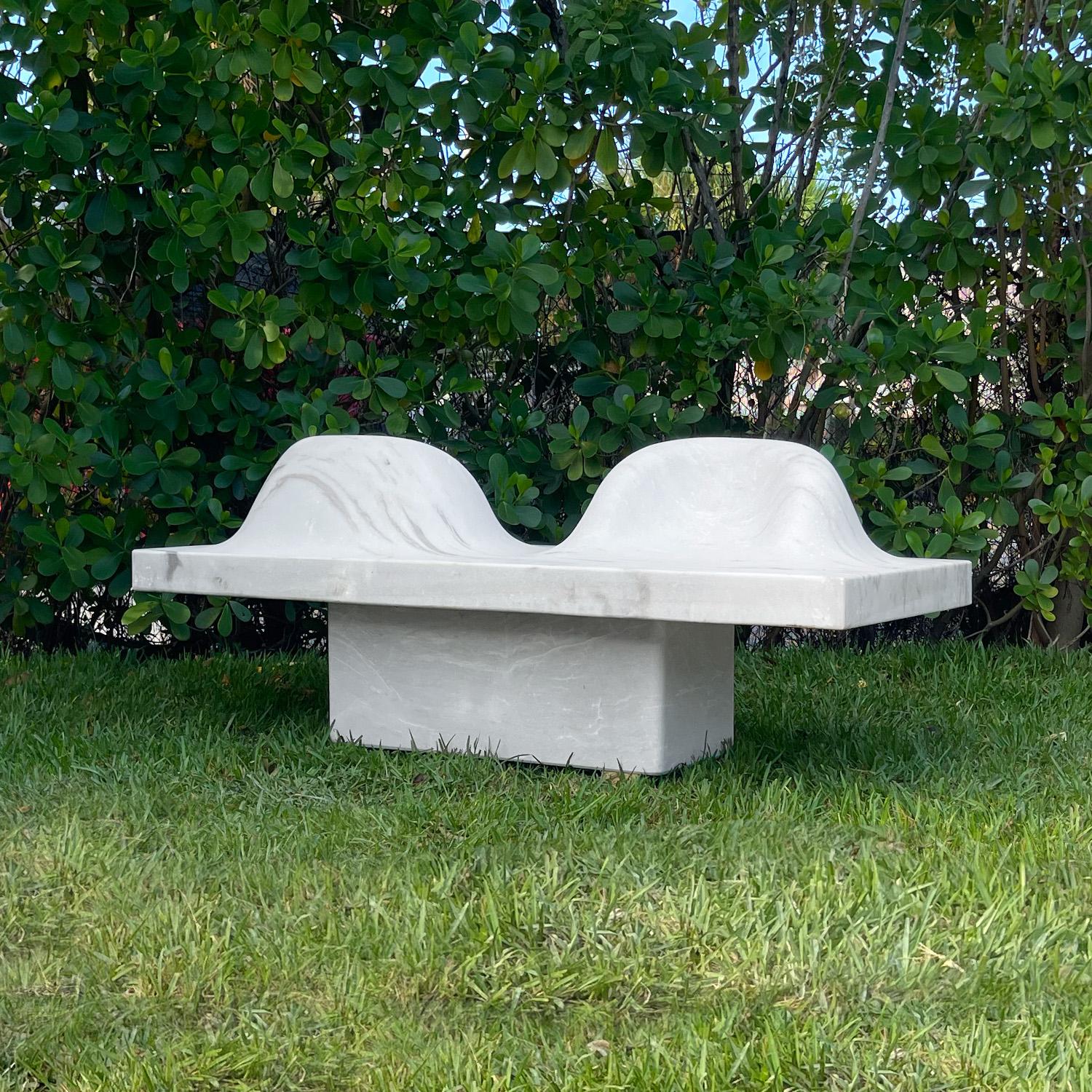 Gartenbank aus Bagnone-Gartenmarmor des 21. Jahrhunderts (Europäisch) im Angebot