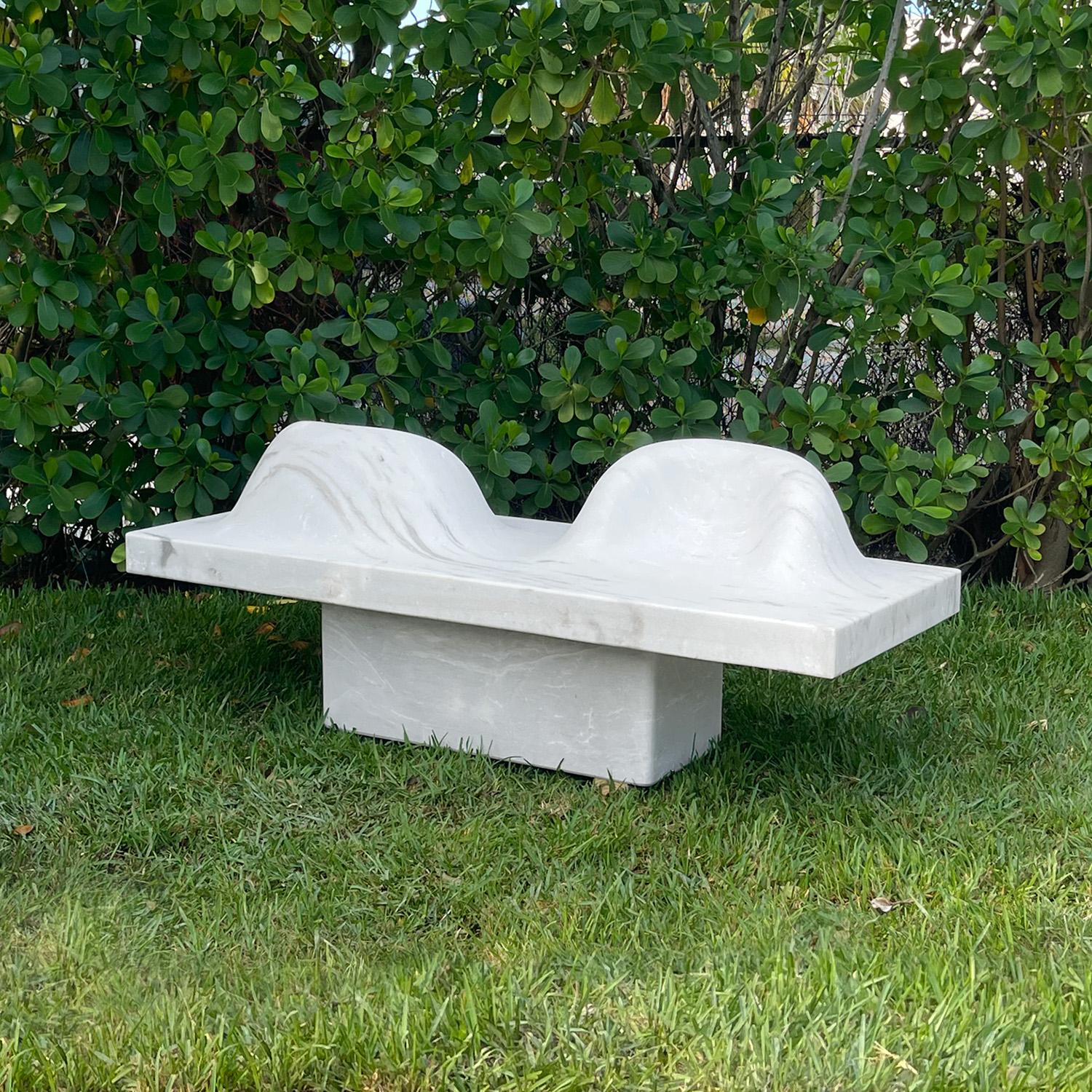 Gartenbank aus Bagnone-Gartenmarmor des 21. Jahrhunderts im Zustand „Gut“ im Angebot in West Palm Beach, FL