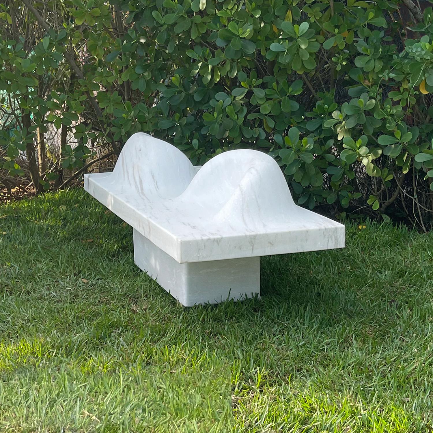 Gartenbank aus Bagnone-Gartenmarmor des 21. Jahrhunderts (21. Jahrhundert und zeitgenössisch) im Angebot