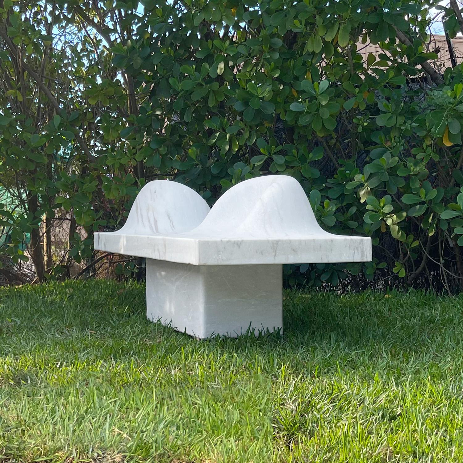 Gartenbank aus Bagnone-Gartenmarmor des 21. Jahrhunderts (Marmor) im Angebot