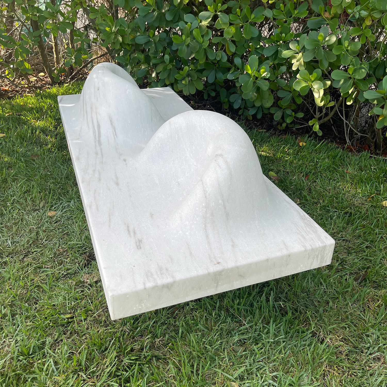 Gartenbank aus Bagnone-Gartenmarmor des 21. Jahrhunderts im Angebot 1