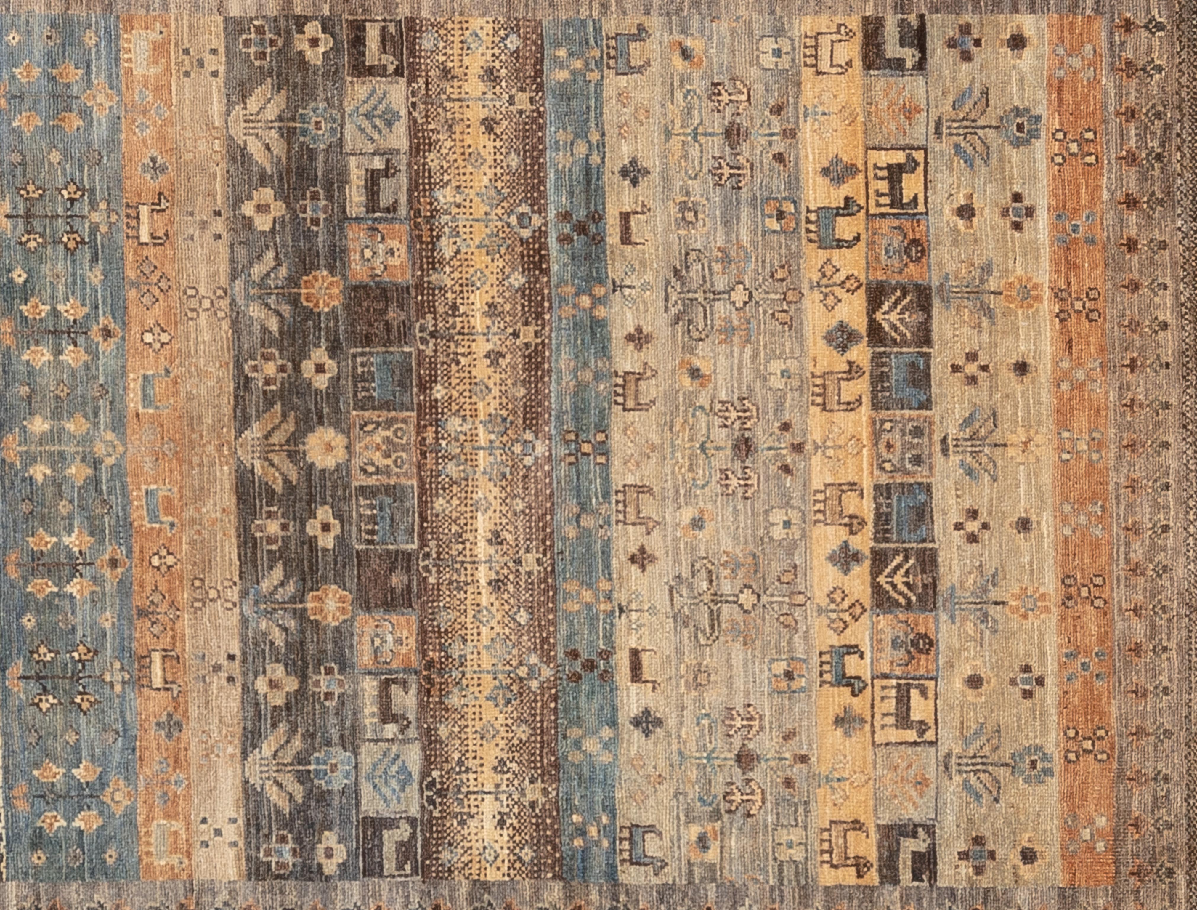 Abbraccia il fascino dell'arte nomade con questo autentico tappeto Baluch. Realizzato da abili artigiani, ogni nodo racconta una storia di tradizione e patrimonio. Tessuto con intricati motivi geometrici e ricchi toni della terra, dona un tocco di